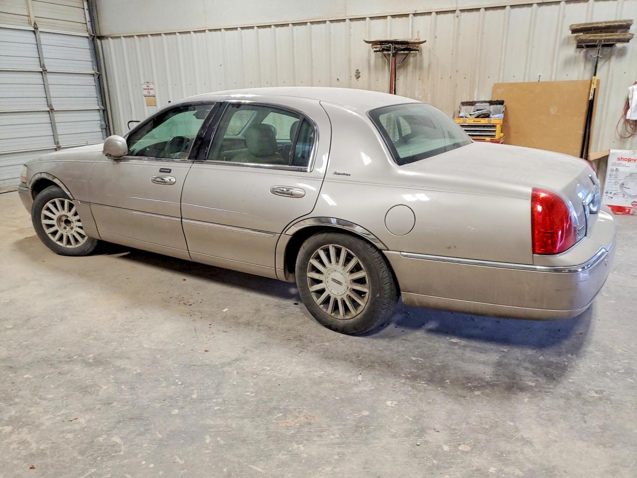 2003 Lincoln Town Car Signature Gray vin: 1LNHM82W53Y628676