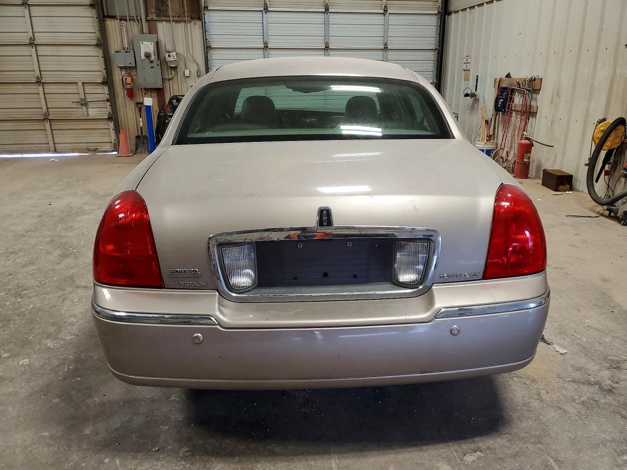2003 Lincoln Town Car Signature Gray vin: 1LNHM82W53Y628676