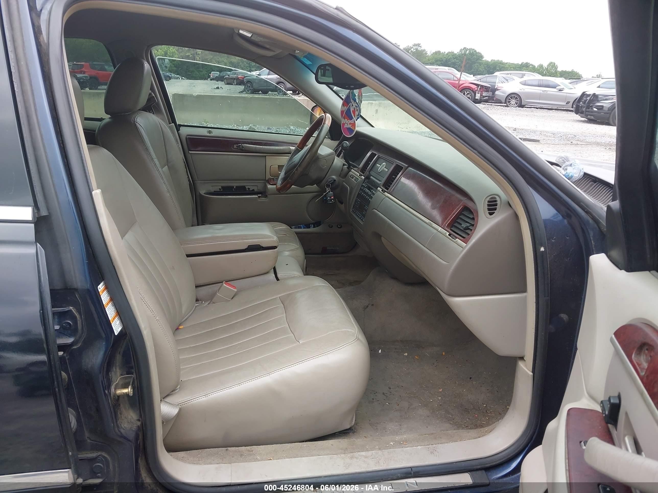 2003 Lincoln Town Car Signature Black vin: 1LNHM82W53Y692829