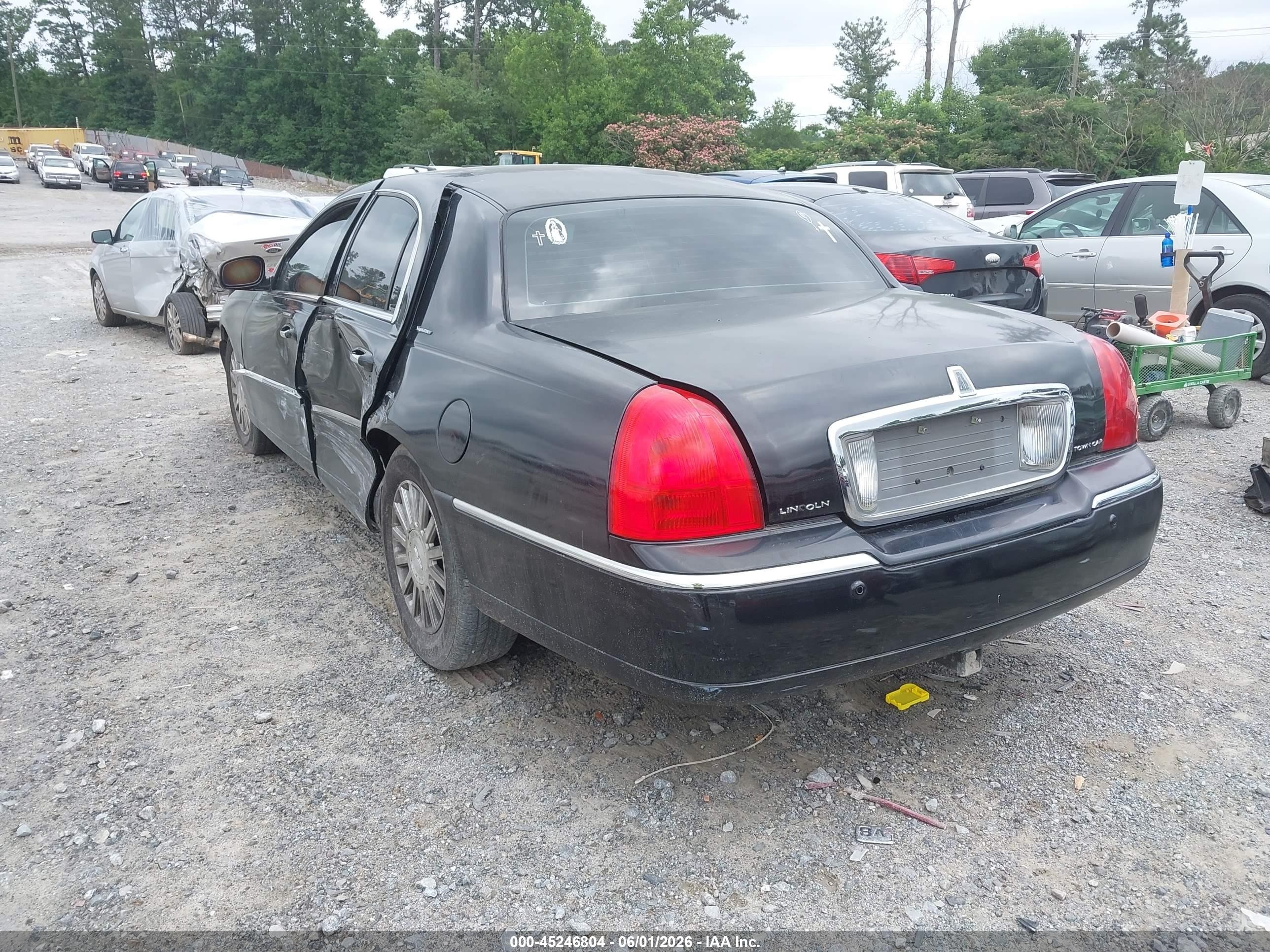 2003 Lincoln Town Car Signature Black vin: 1LNHM82W53Y692829