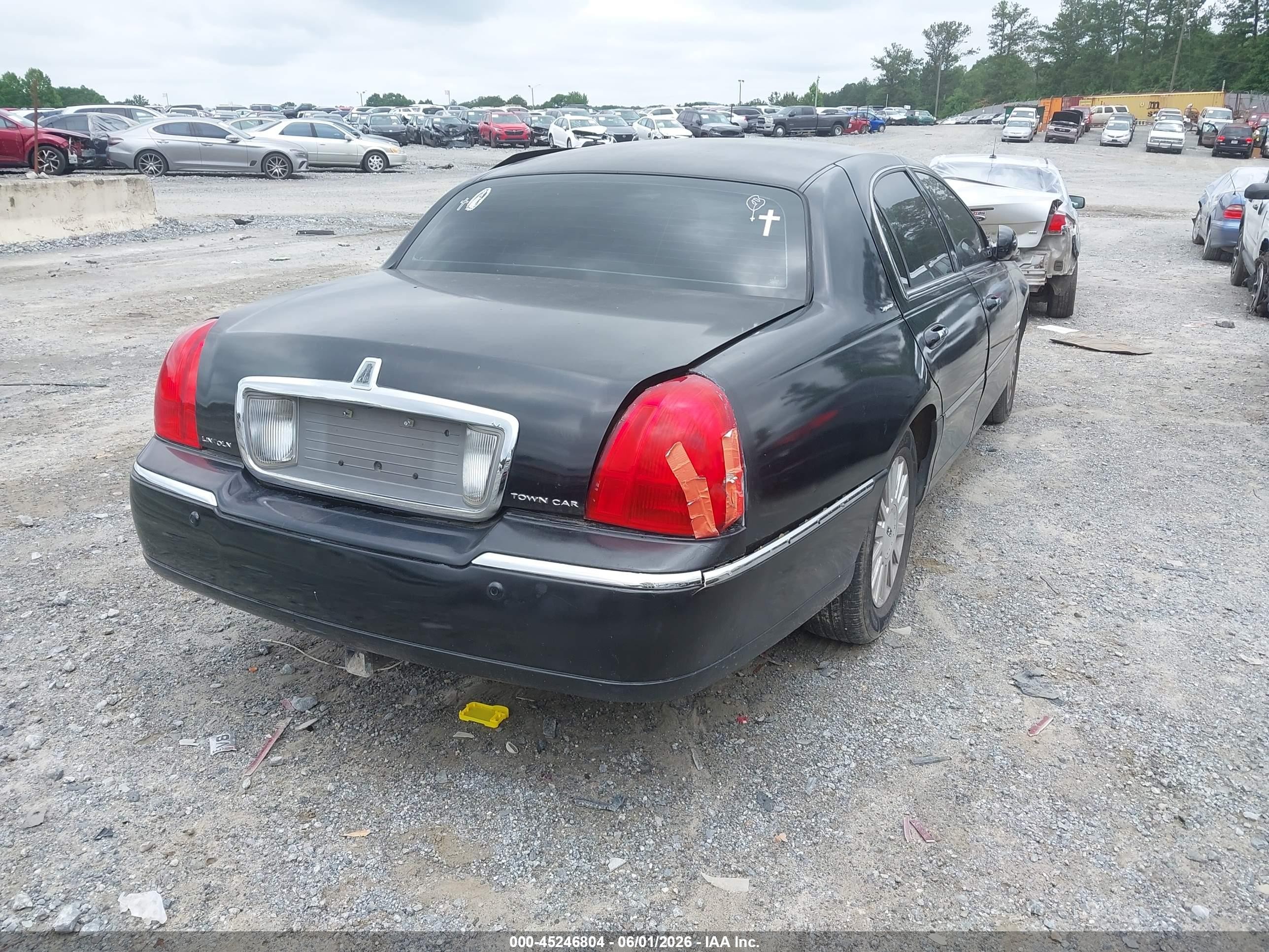 2003 Lincoln Town Car Signature Black vin: 1LNHM82W53Y692829
