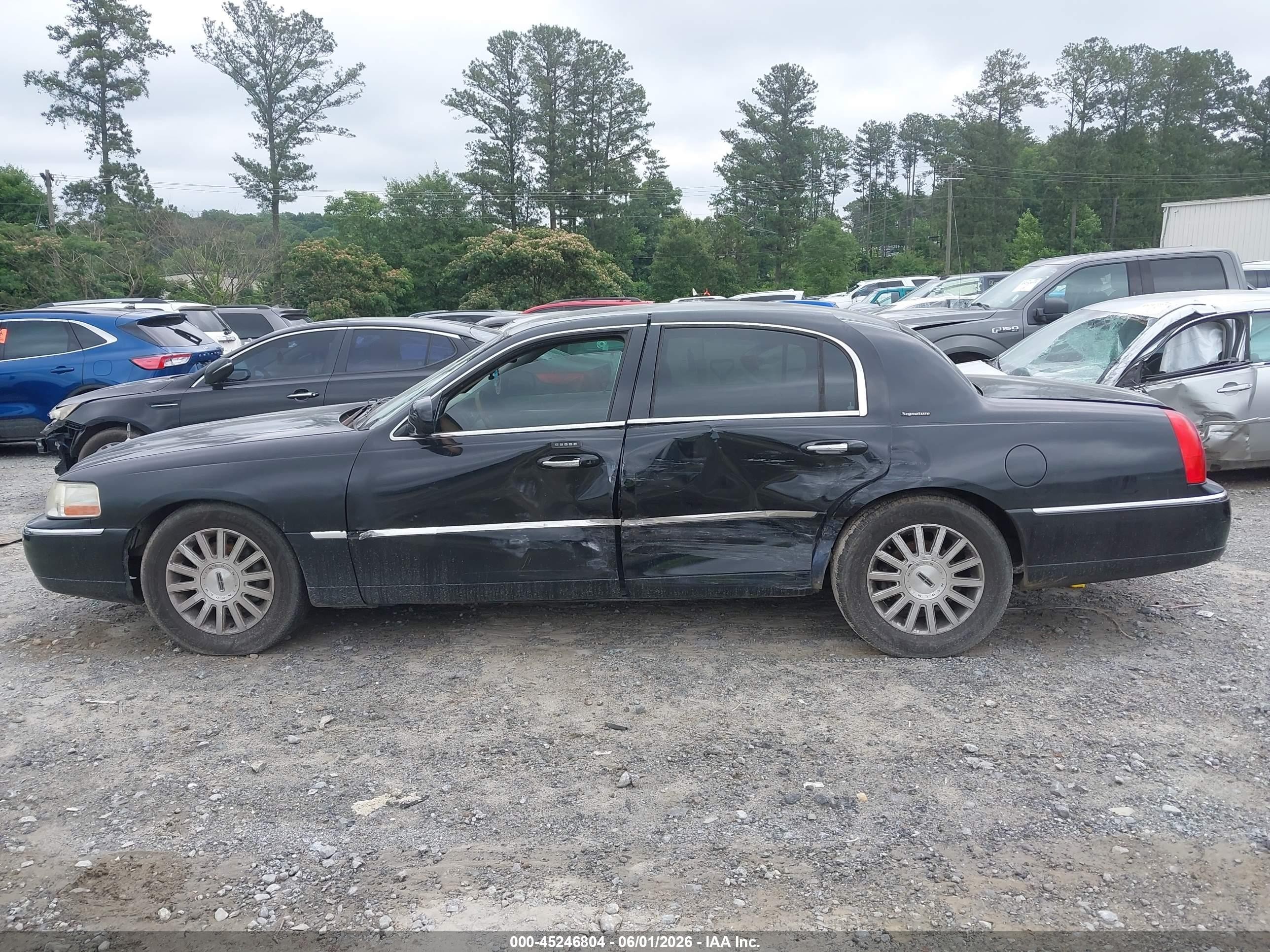 2003 Lincoln Town Car Signature Black vin: 1LNHM82W53Y692829