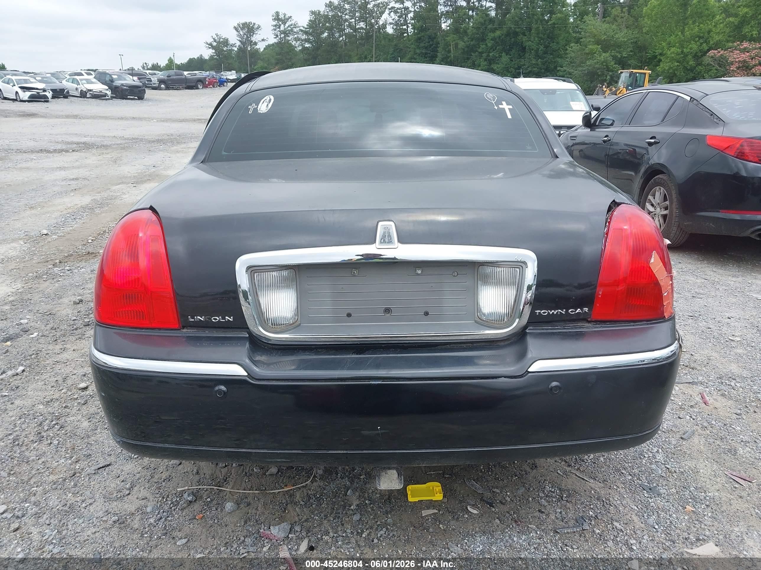 2003 Lincoln Town Car Signature Black vin: 1LNHM82W53Y692829