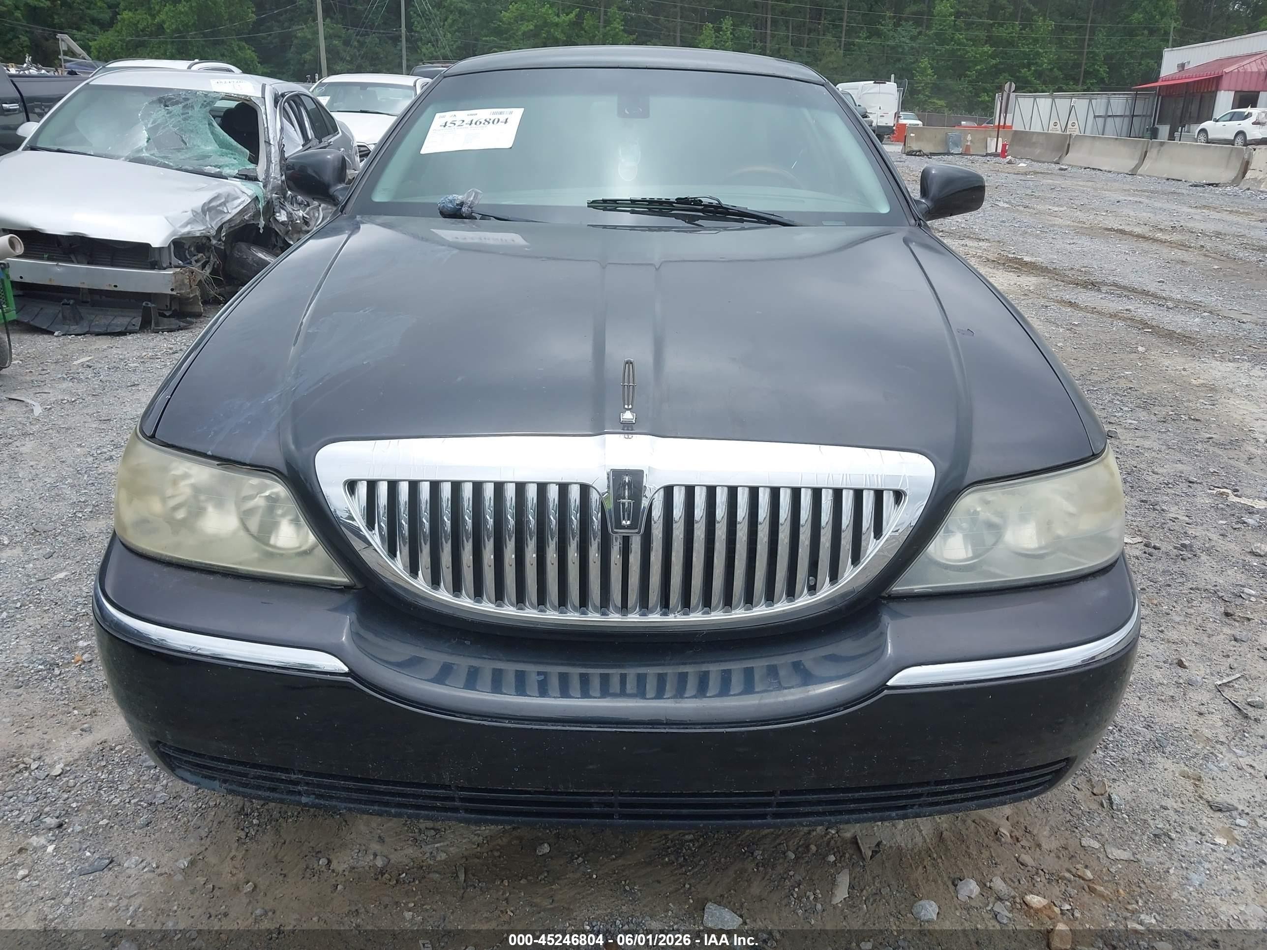 2003 Lincoln Town Car Signature Black vin: 1LNHM82W53Y692829