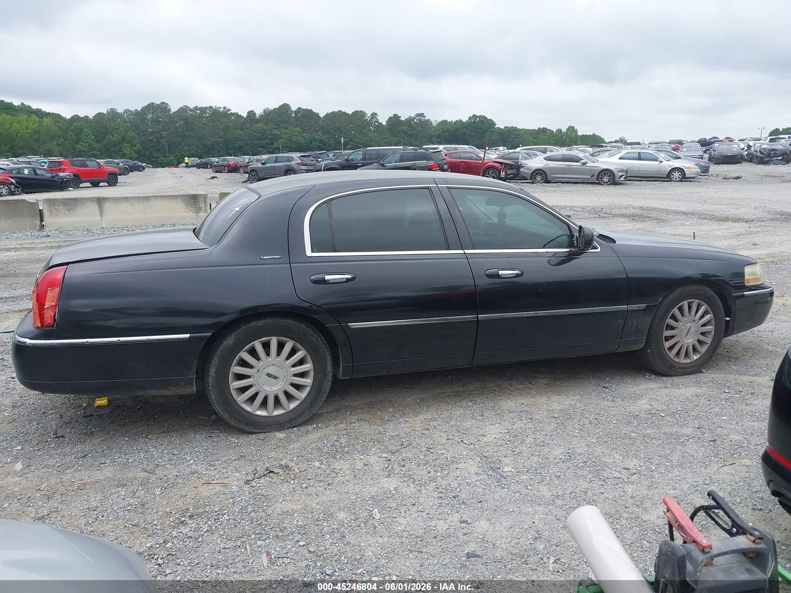2003 Lincoln Town Car Signature Black vin: 1LNHM82W53Y692829