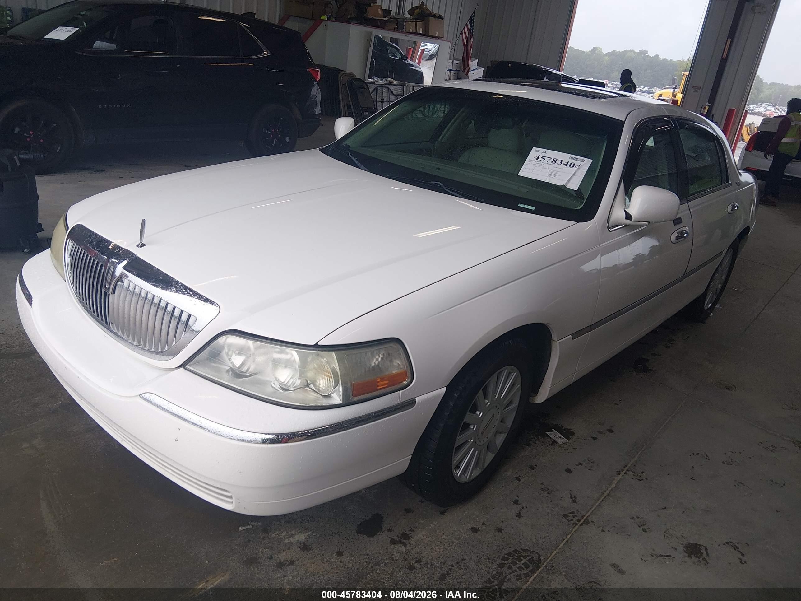 2005 Lincoln Town Car Signature Limited Белый vin: 1LNHM82W55Y638742