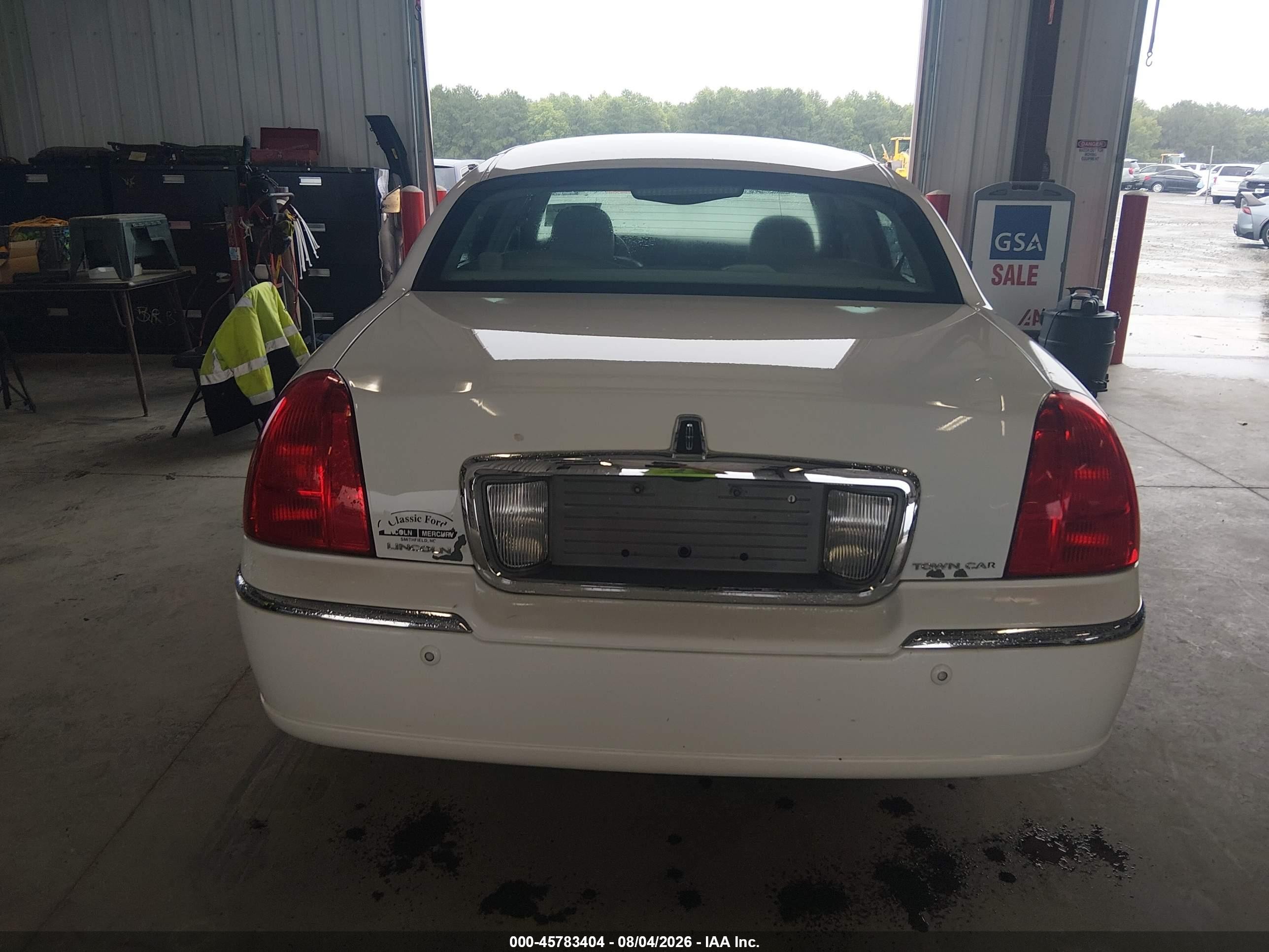 2005 Lincoln Town Car Signature Limited Белый vin: 1LNHM82W55Y638742