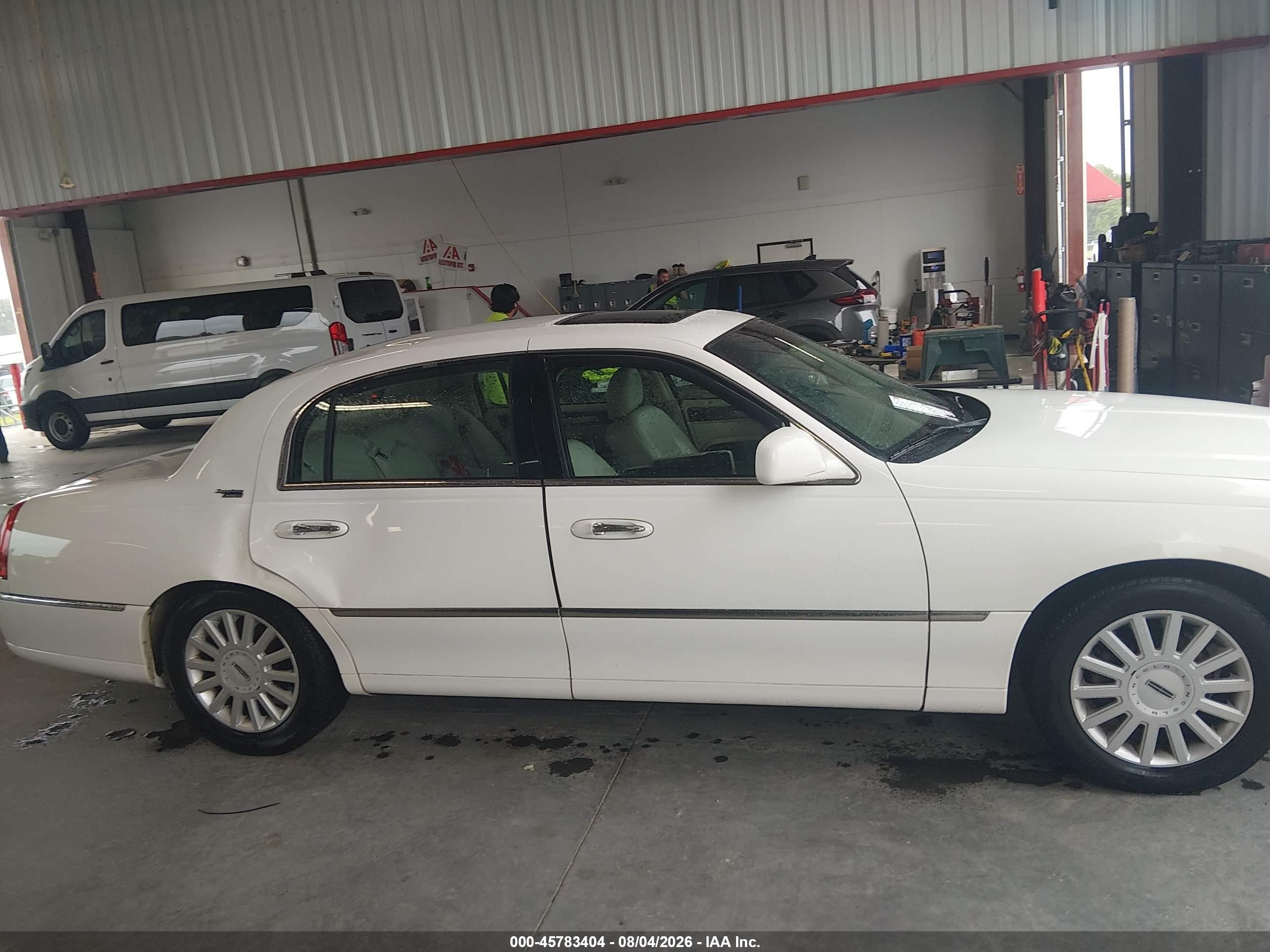 2005 Lincoln Town Car Signature Limited Белый vin: 1LNHM82W55Y638742