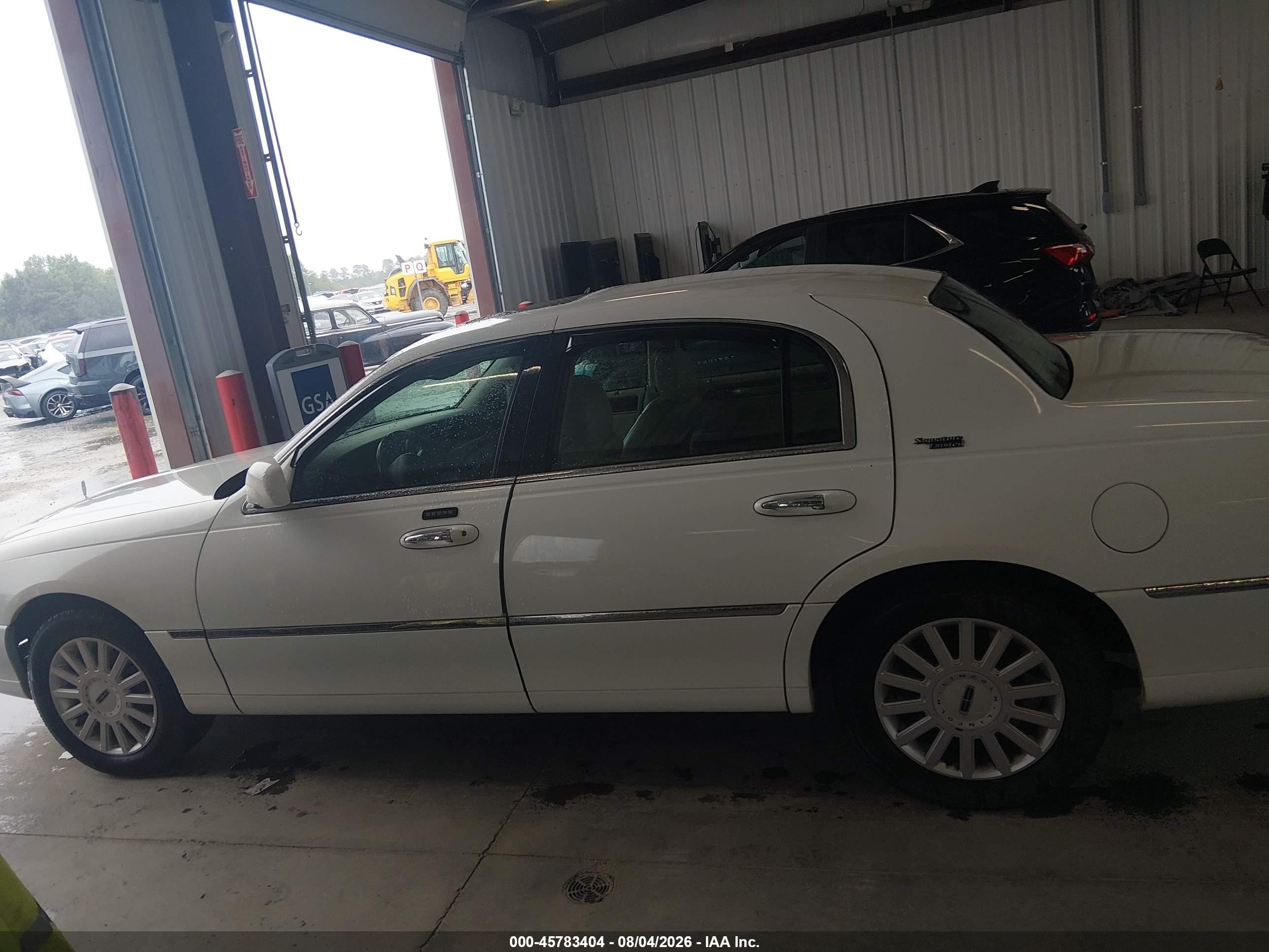 2005 Lincoln Town Car Signature Limited Белый vin: 1LNHM82W55Y638742