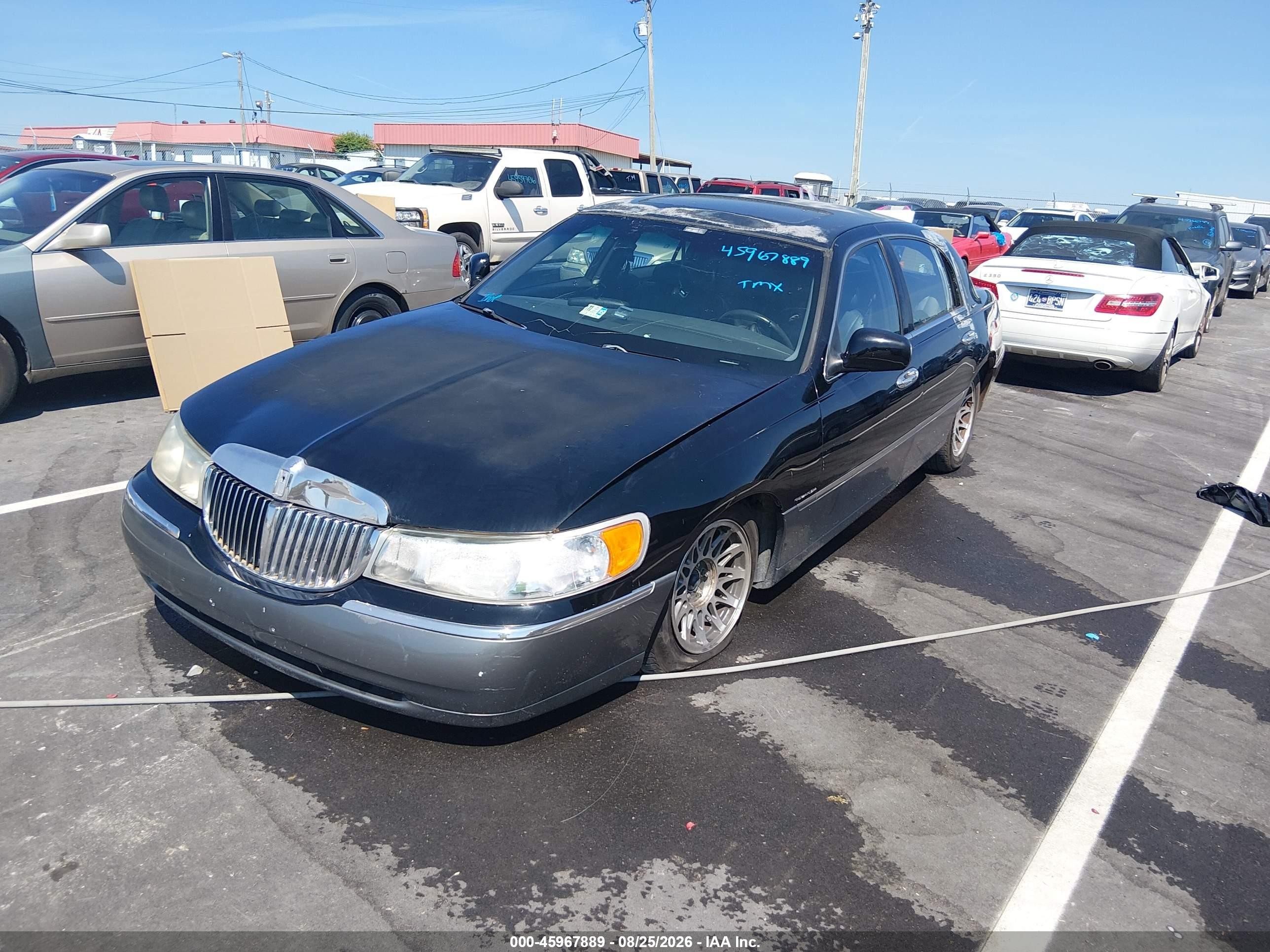 2000 Lincoln Town Car Signature Black vin: 1LNHM82W5YY914695