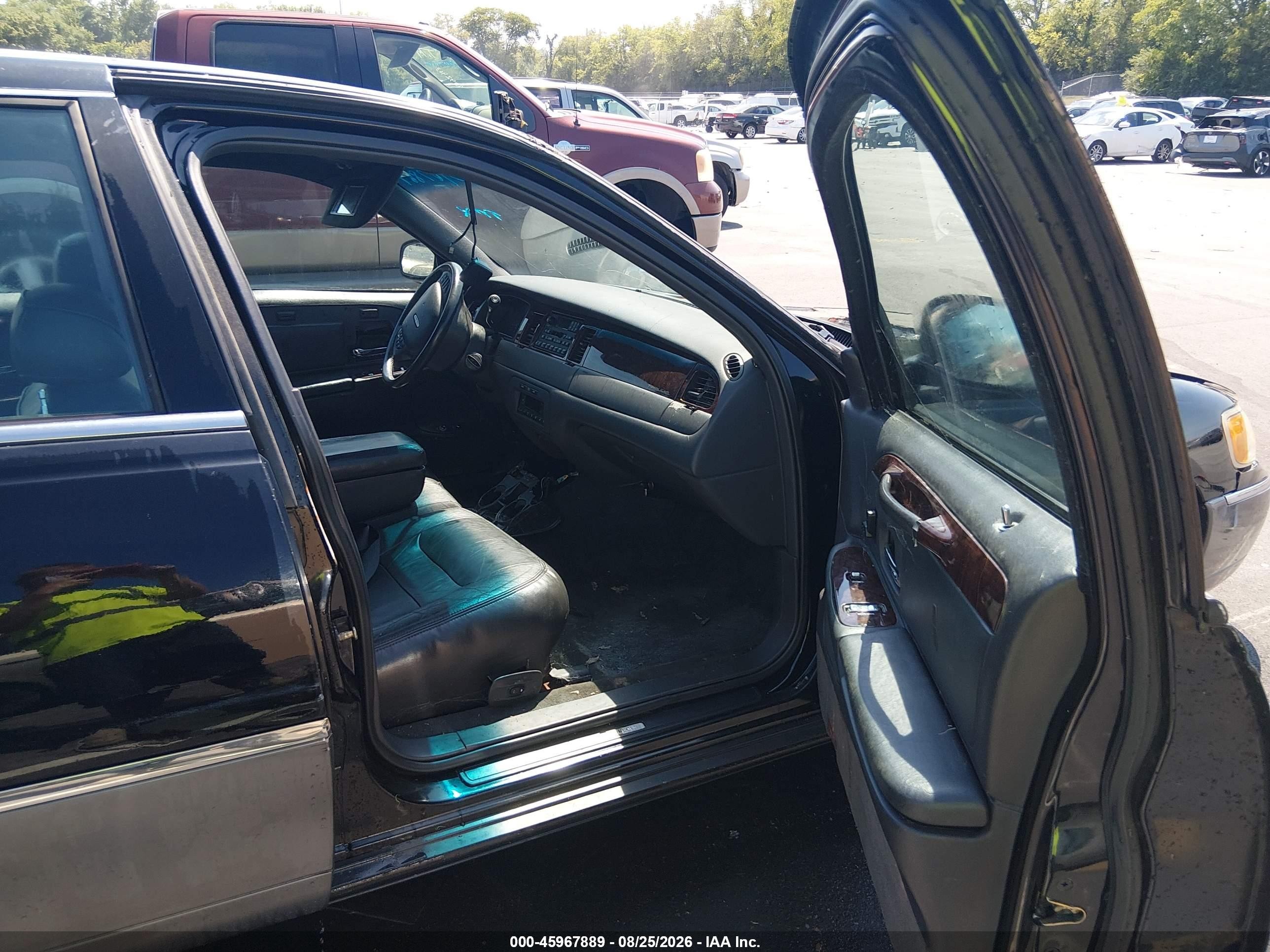 2000 Lincoln Town Car Signature Black vin: 1LNHM82W5YY914695