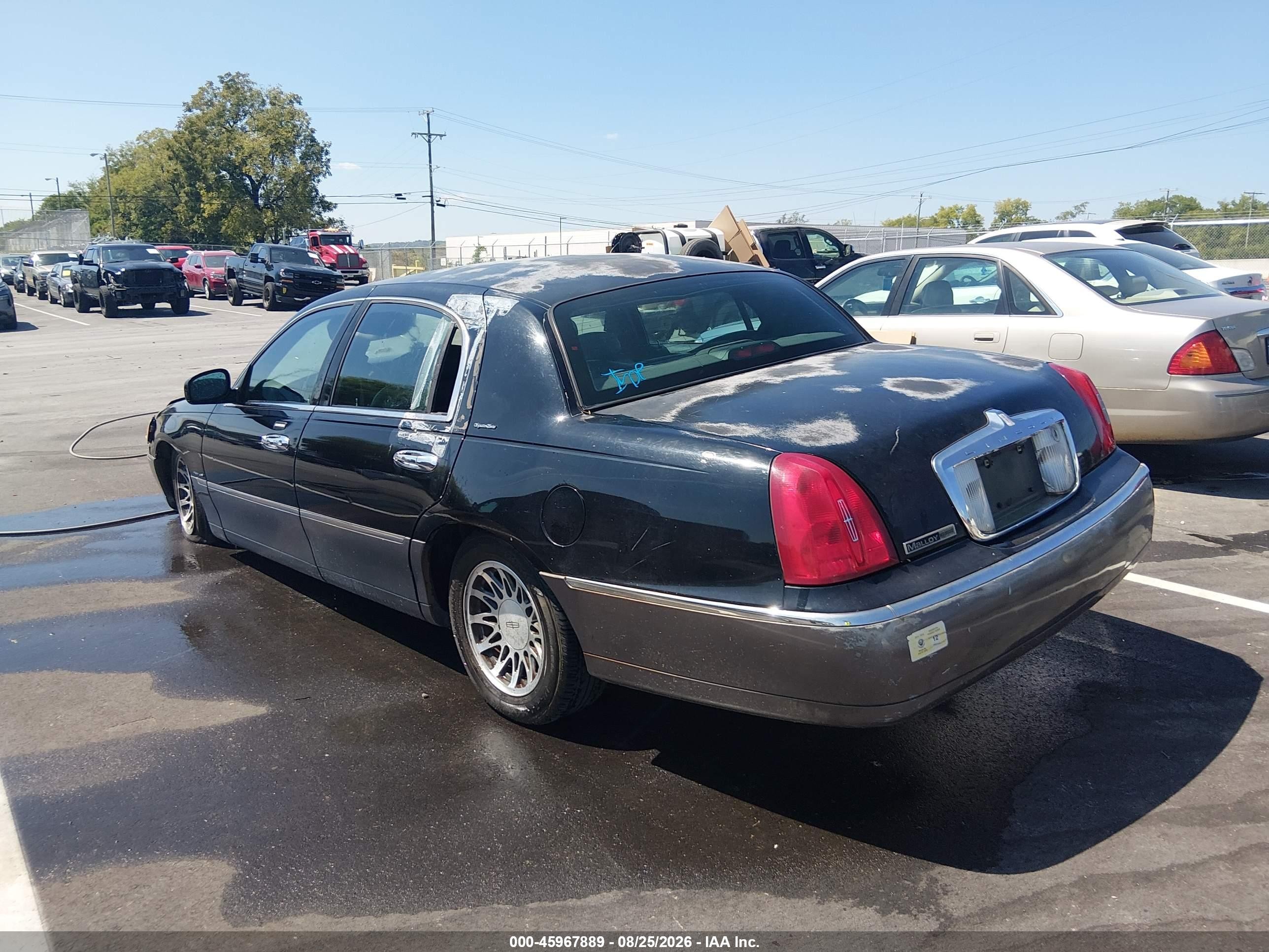 2000 Lincoln Town Car Signature Black vin: 1LNHM82W5YY914695