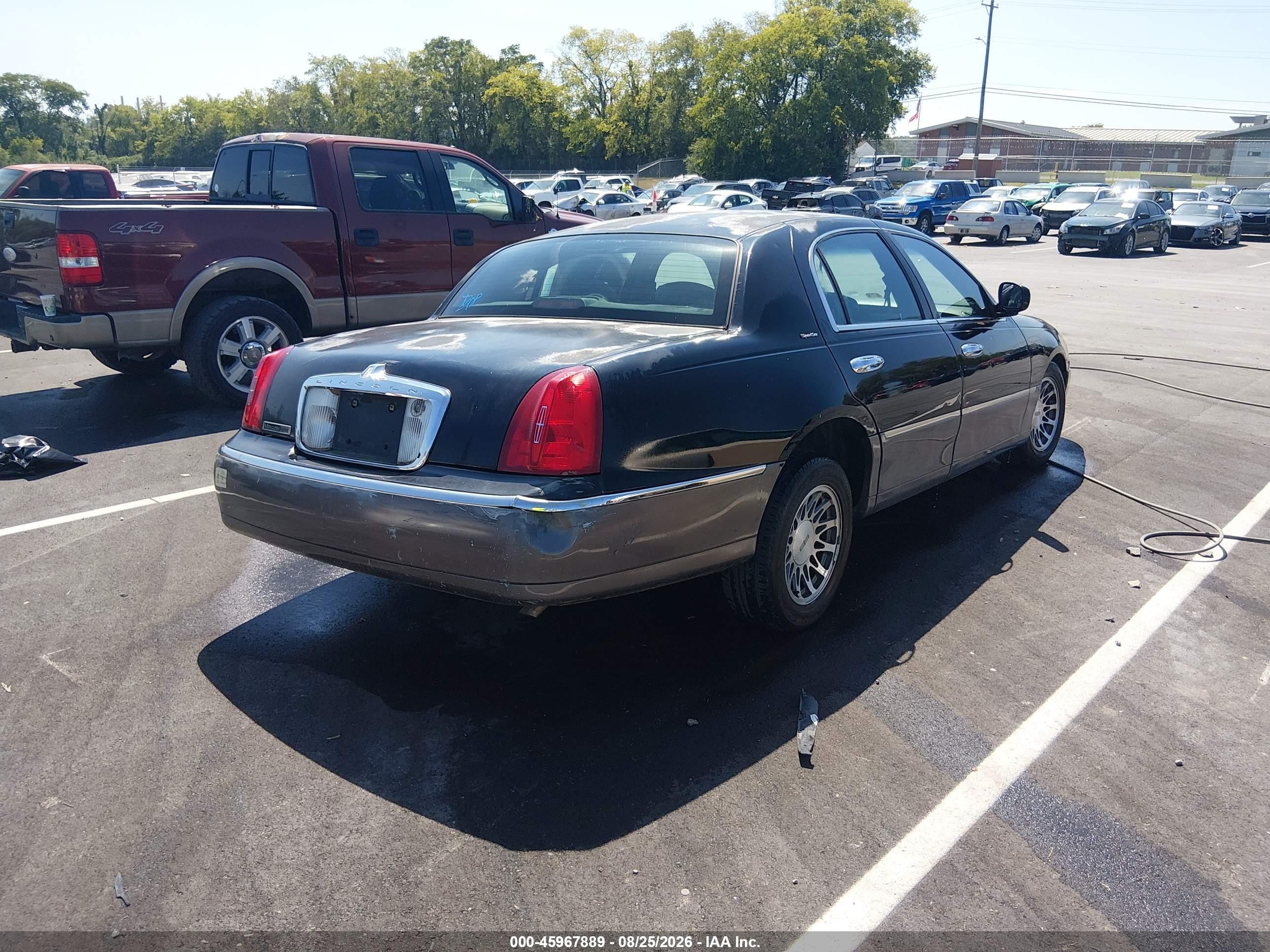 2000 Lincoln Town Car Signature Black vin: 1LNHM82W5YY914695