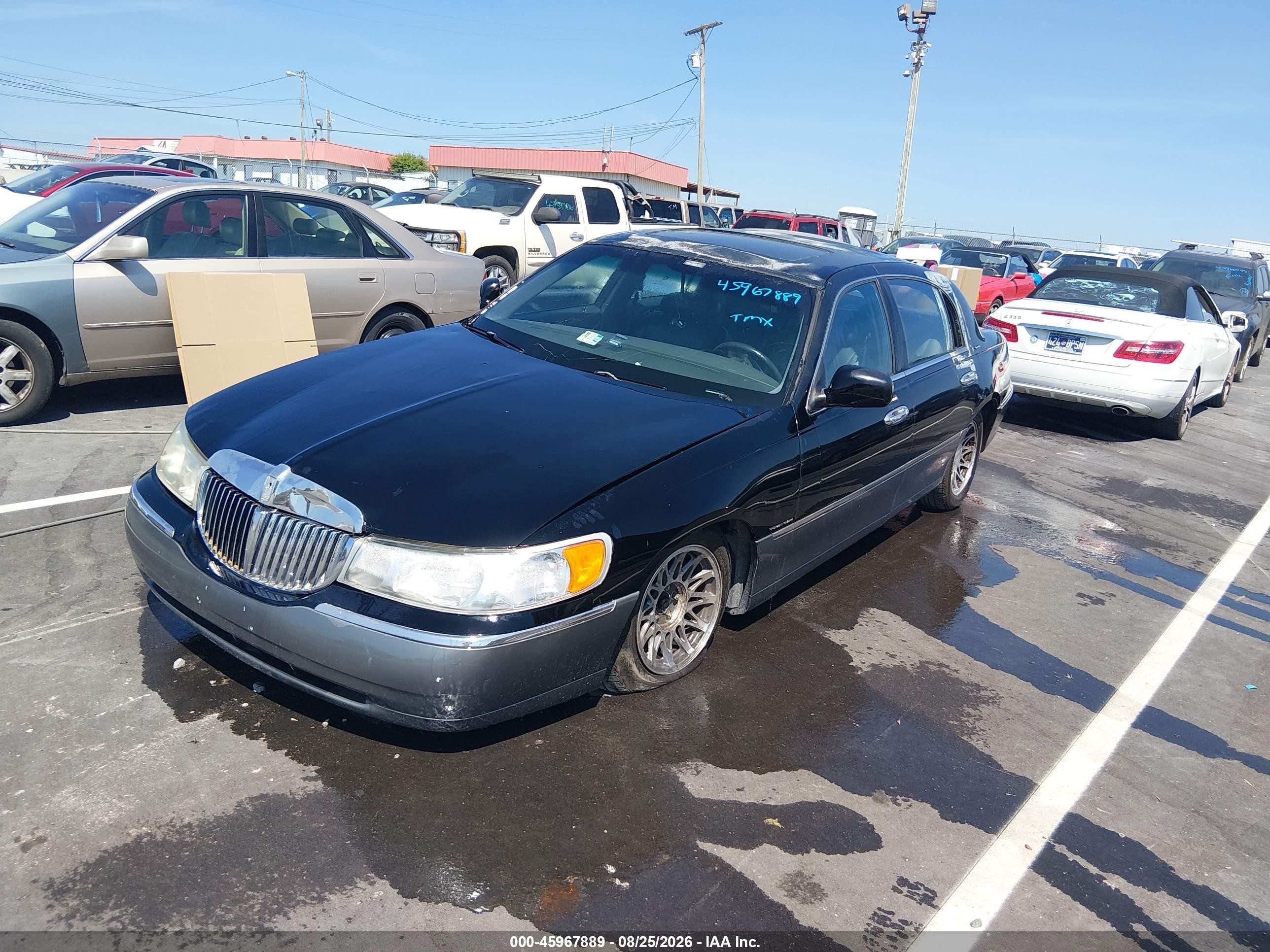 2000 Lincoln Town Car Signature Black vin: 1LNHM82W5YY914695