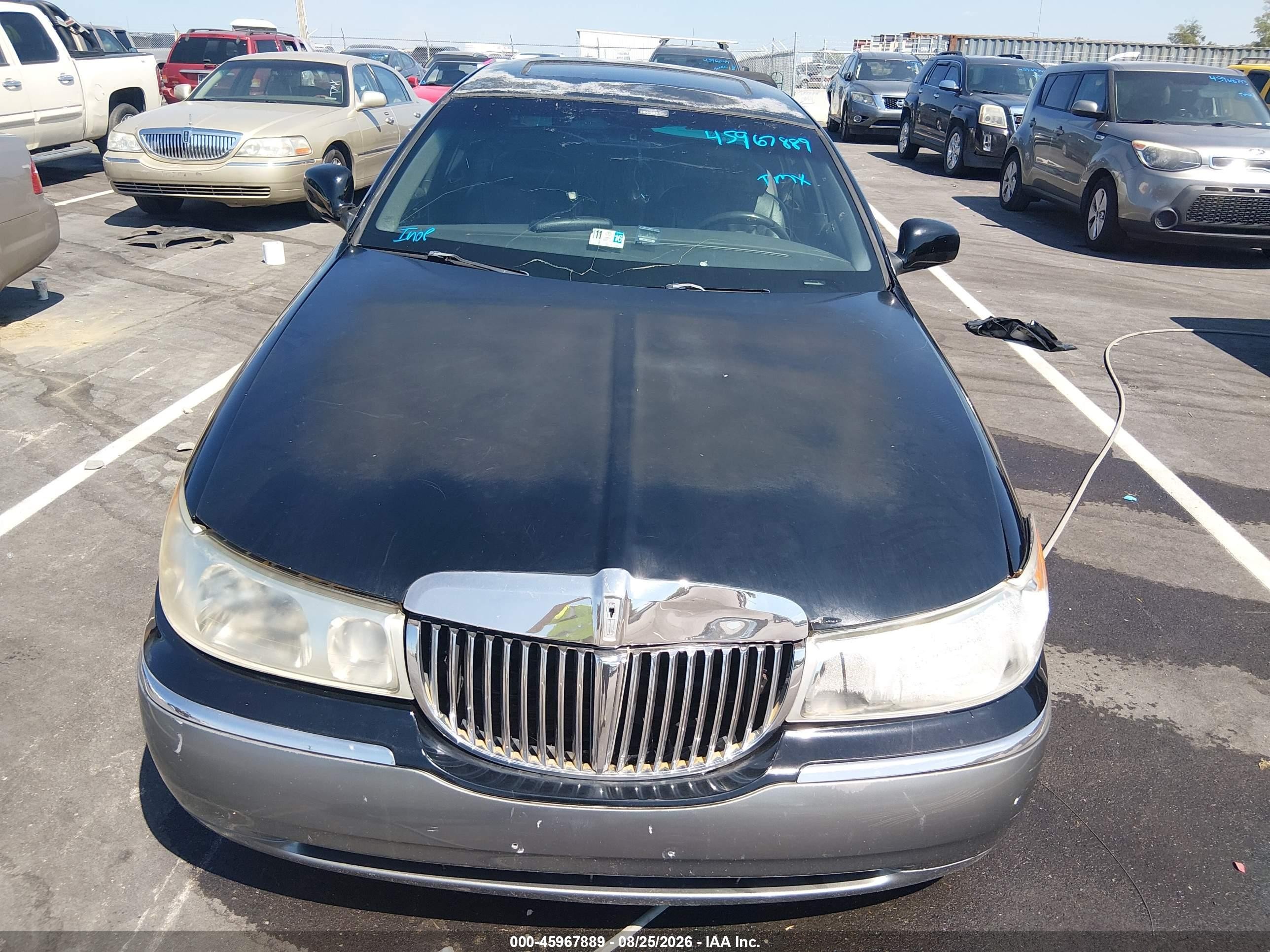 2000 Lincoln Town Car Signature Black vin: 1LNHM82W5YY914695