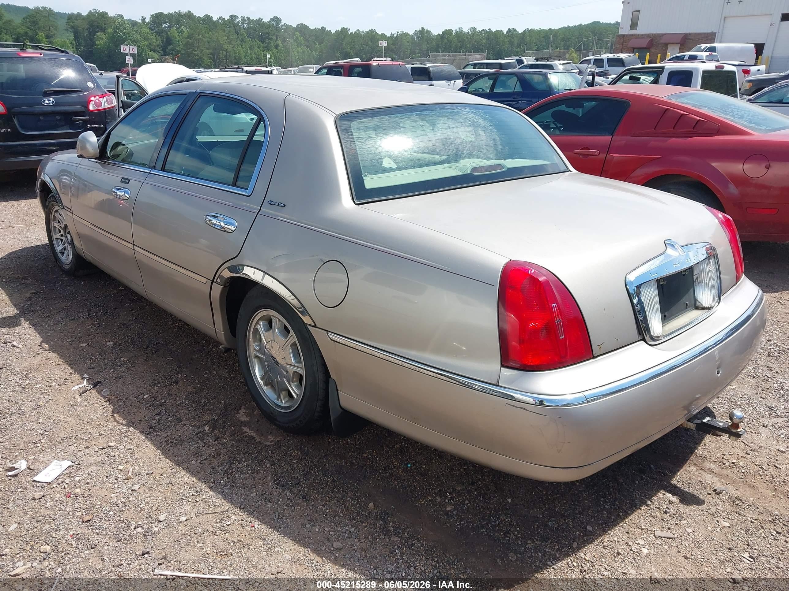 2000 Lincoln Town Car Signature Gold vin: 1LNHM82W5YY928287