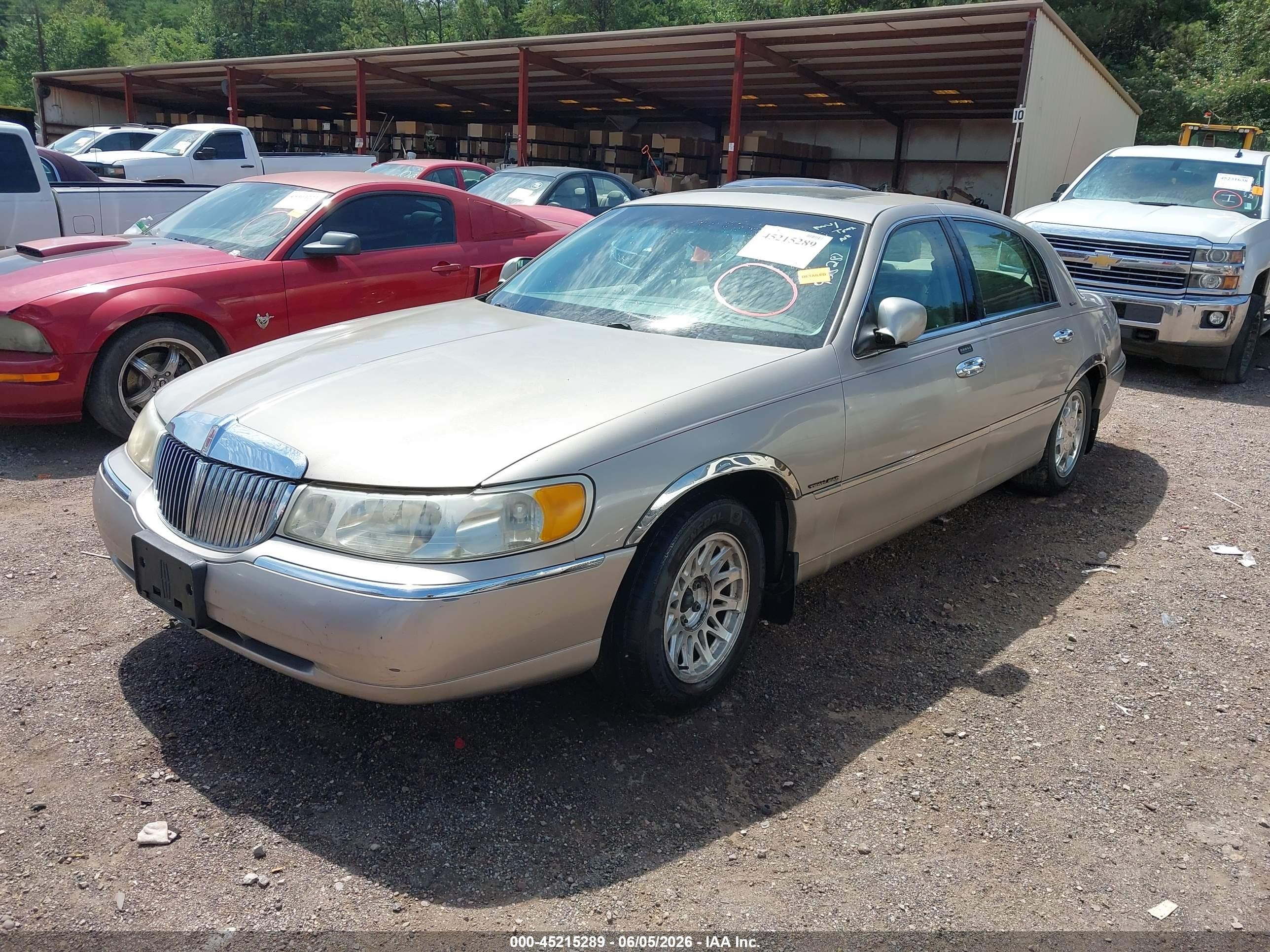 2000 Lincoln Town Car Signature Gold vin: 1LNHM82W5YY928287