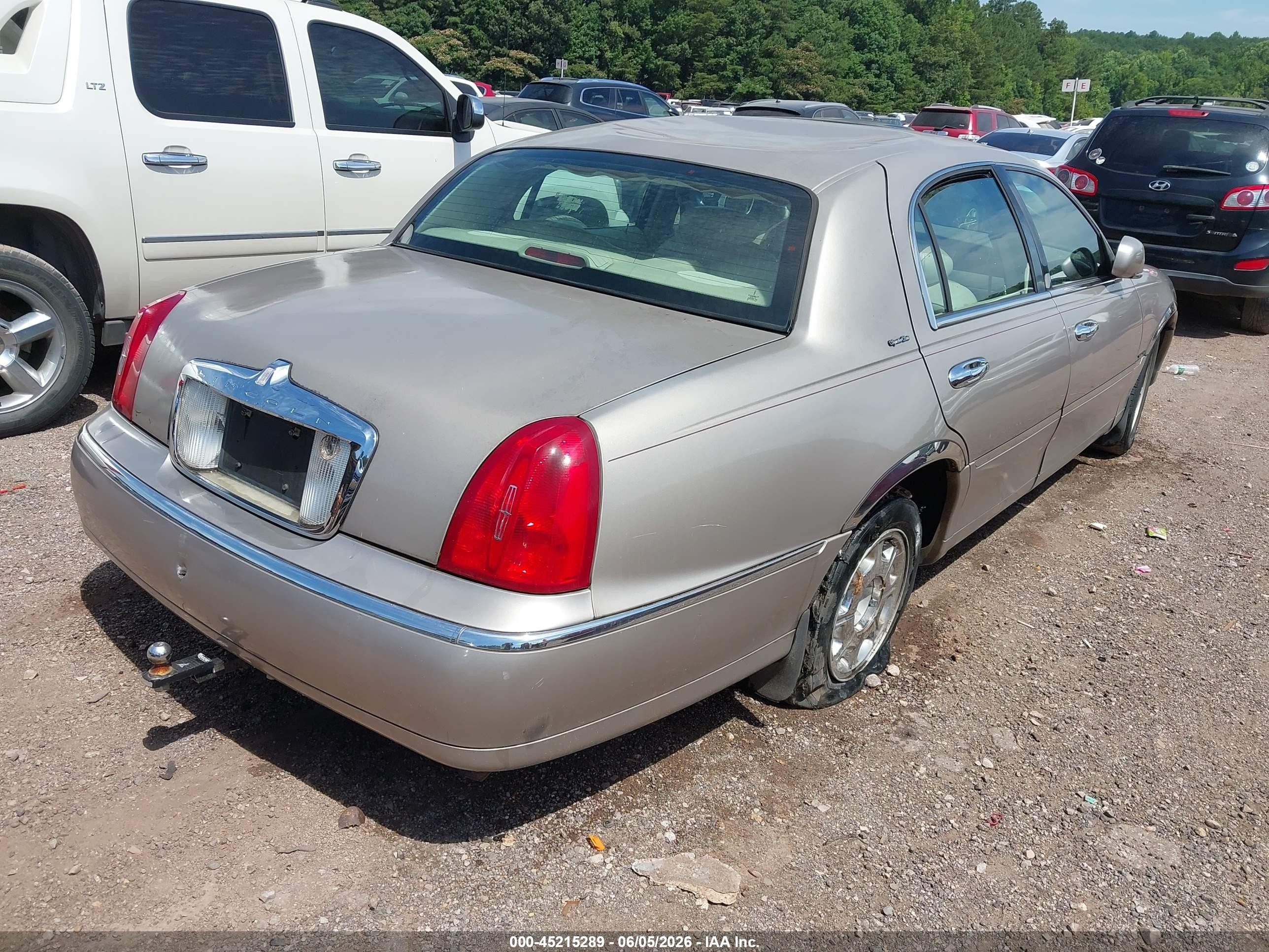 2000 Lincoln Town Car Signature Gold vin: 1LNHM82W5YY928287