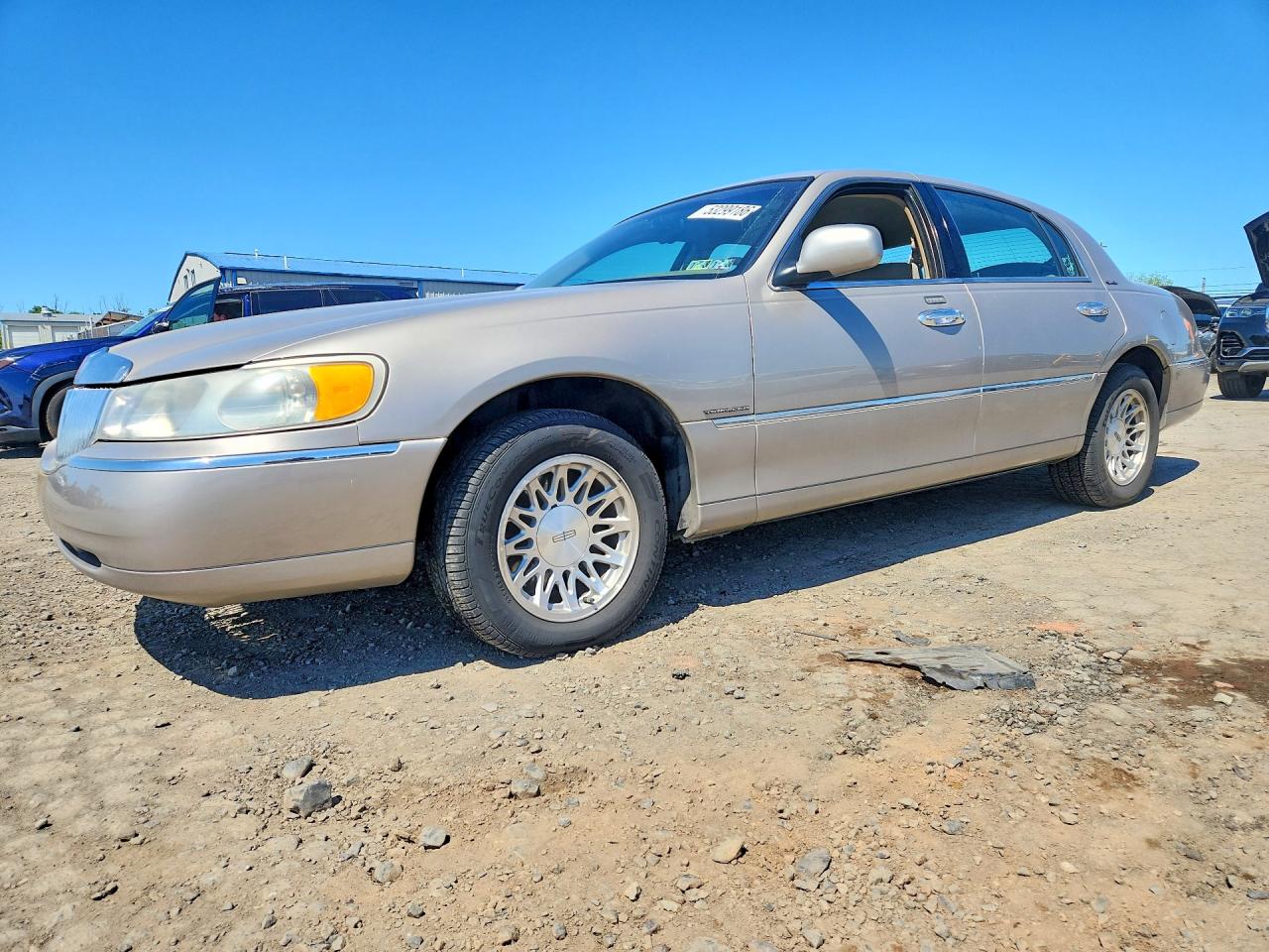 2000 Lincoln Town Car Signature Beige vin: 1LNHM82W5YY934736