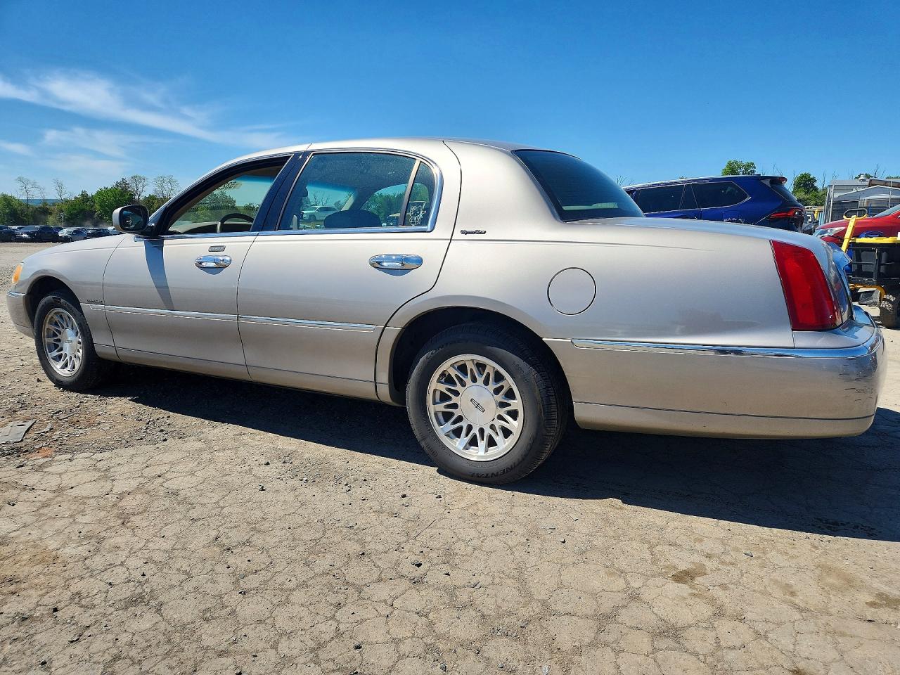 2000 Lincoln Town Car Signature Beige vin: 1LNHM82W5YY934736