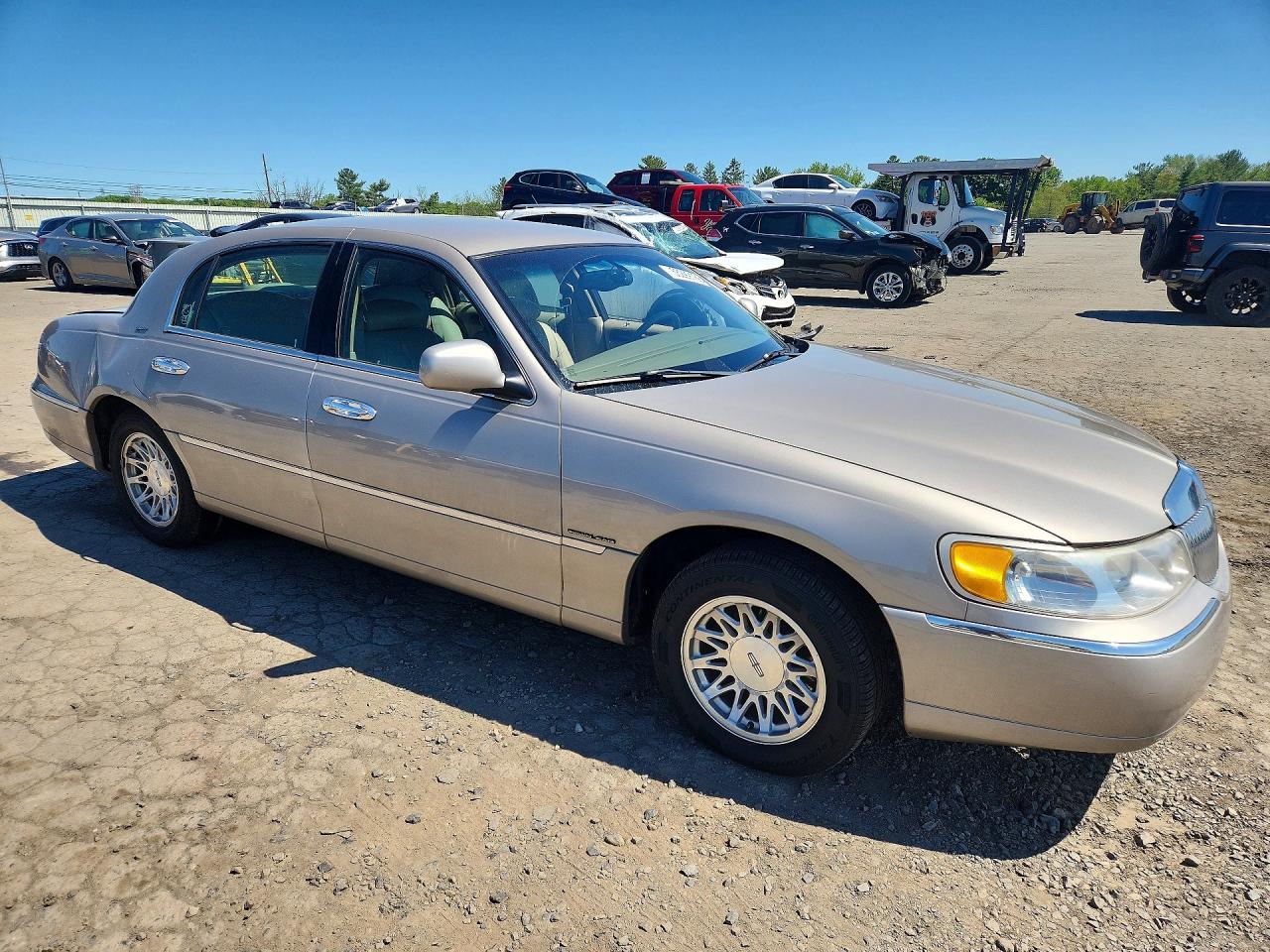 2000 Lincoln Town Car Signature Beige vin: 1LNHM82W5YY934736