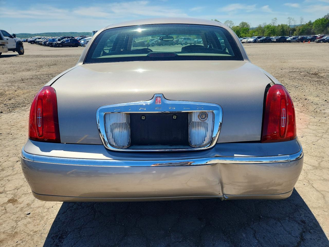 2000 Lincoln Town Car Signature Beige vin: 1LNHM82W5YY934736