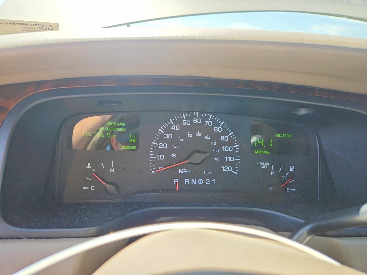 2000 Lincoln Town Car Signature Beige vin: 1LNHM82W5YY934736