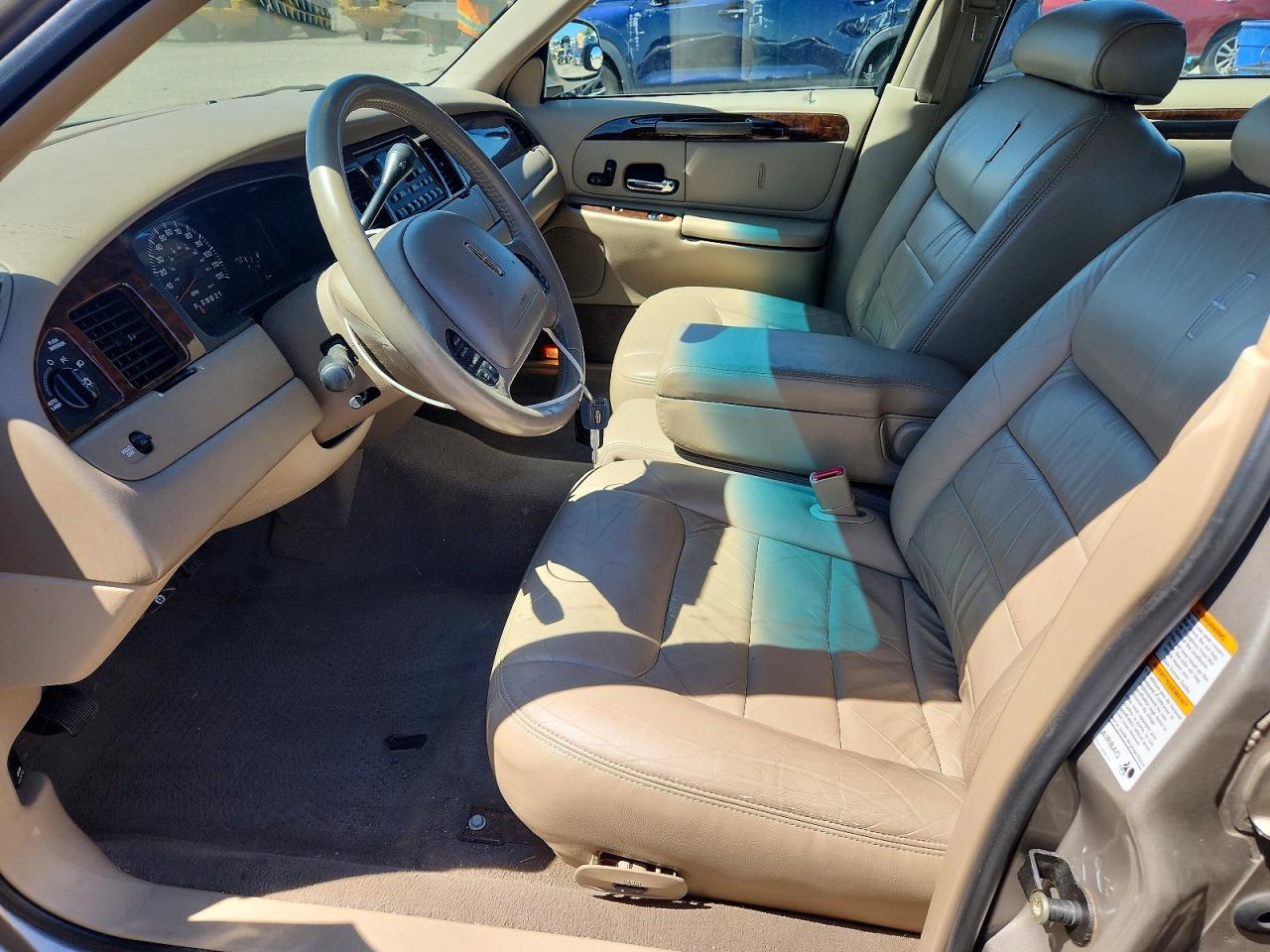 2000 Lincoln Town Car Signature Beige vin: 1LNHM82W5YY934736