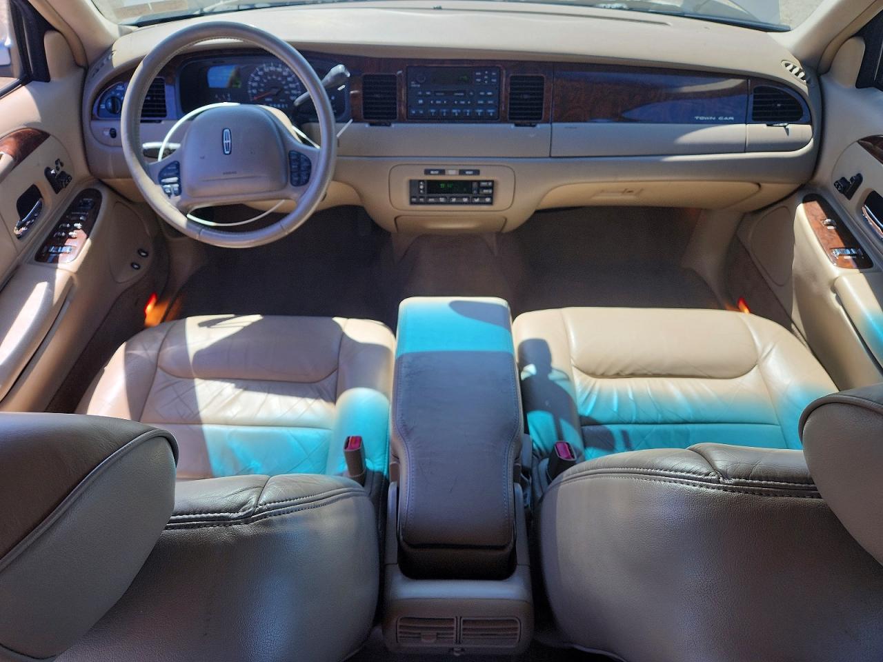2000 Lincoln Town Car Signature Beige vin: 1LNHM82W5YY934736