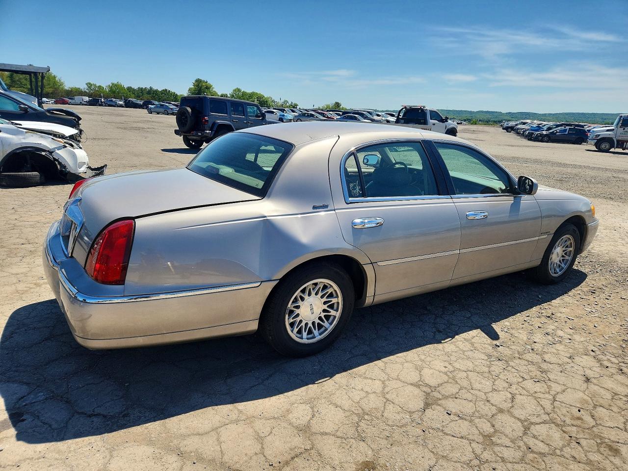 2000 Lincoln Town Car Signature Beige vin: 1LNHM82W5YY934736