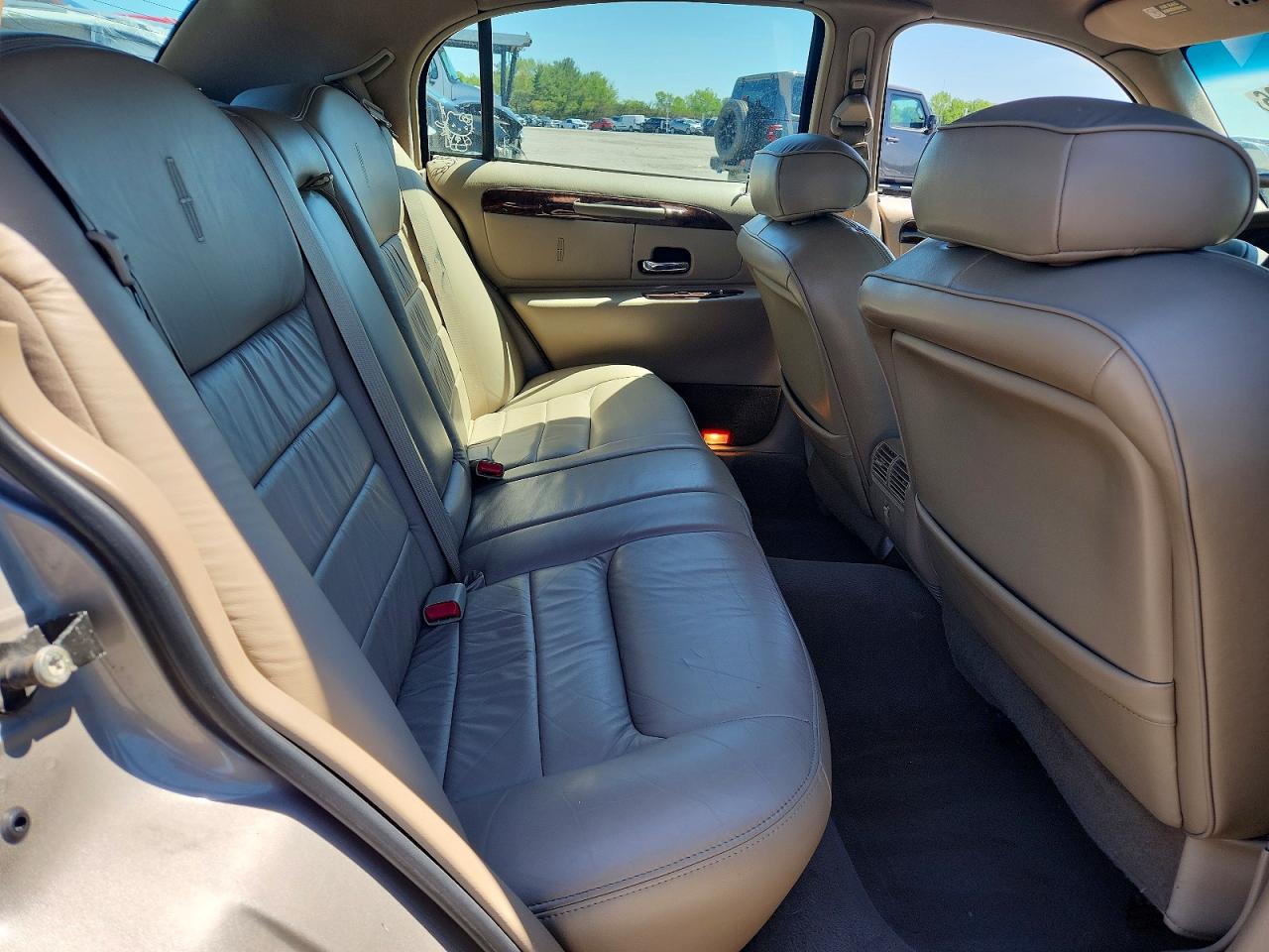 2000 Lincoln Town Car Signature Beige vin: 1LNHM82W5YY934736