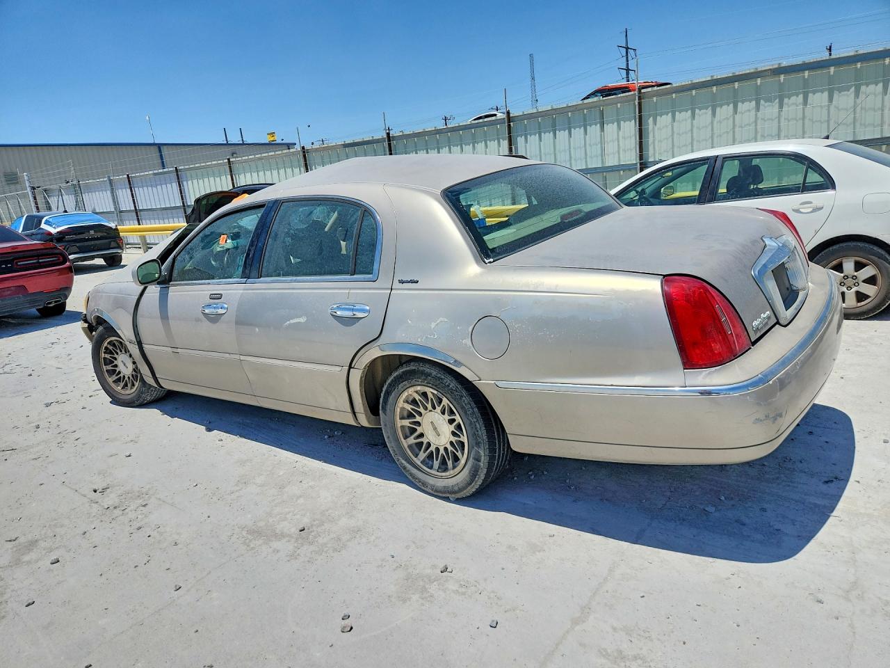 2001 Lincoln Town Car Signature Beige vin: 1LNHM82W61Y739086