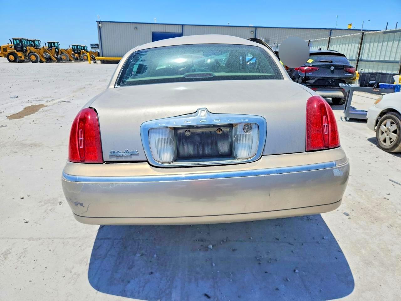2001 Lincoln Town Car Signature Beige vin: 1LNHM82W61Y739086