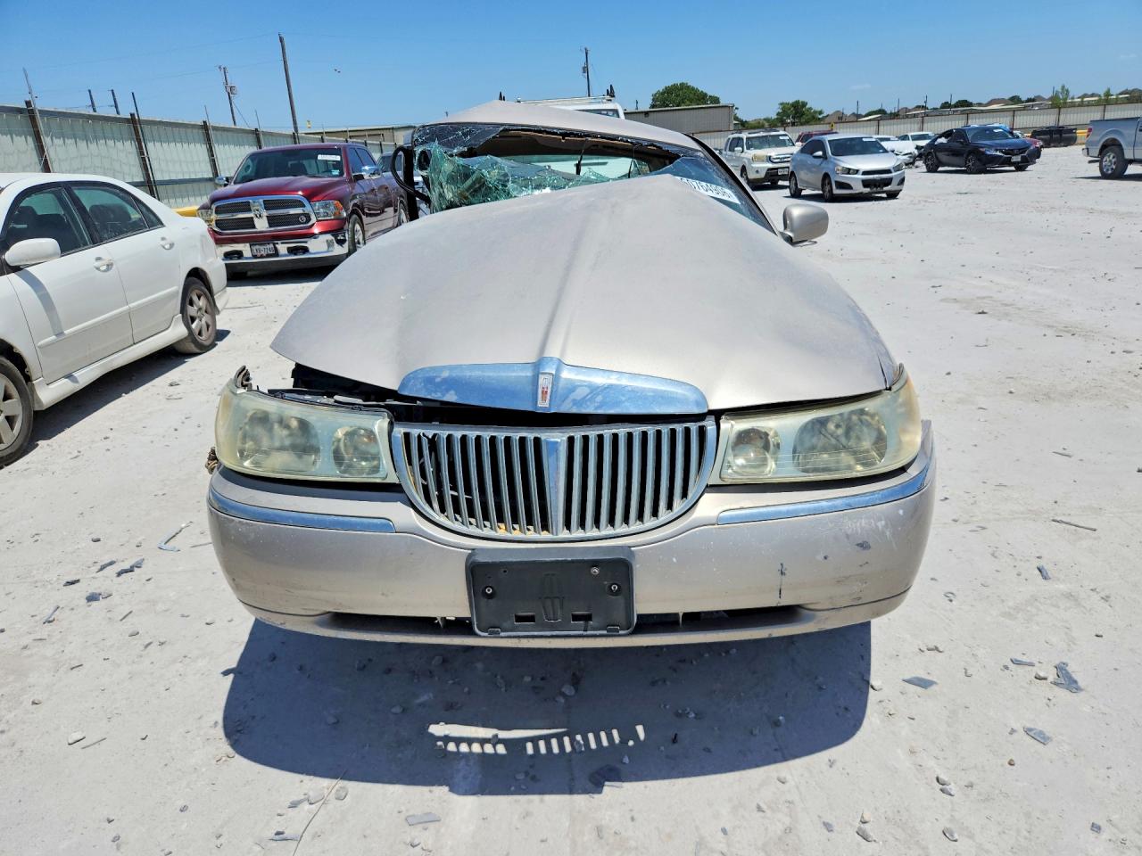 2001 Lincoln Town Car Signature Beige vin: 1LNHM82W61Y739086