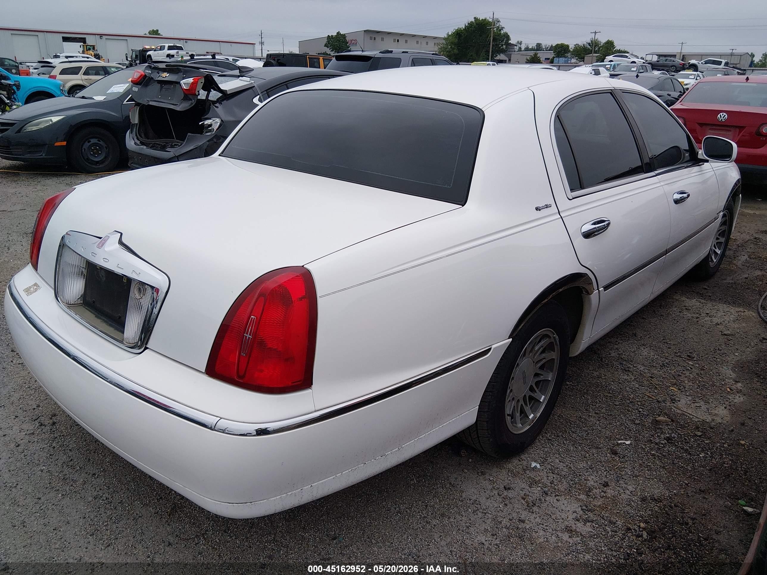 2002 Lincoln Town Car Signature White vin: 1LNHM82W62Y657392