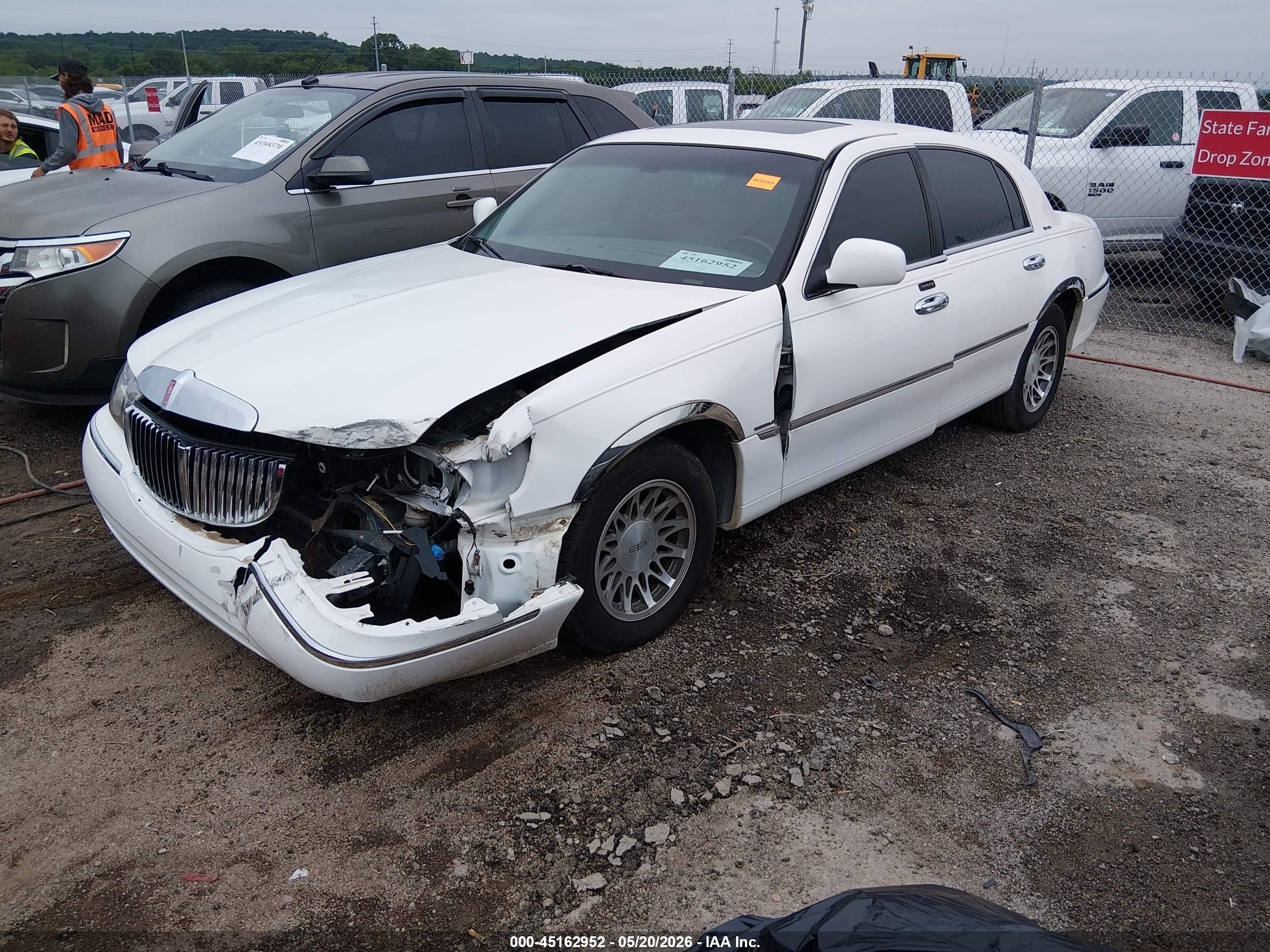 2002 Lincoln Town Car Signature White vin: 1LNHM82W62Y657392