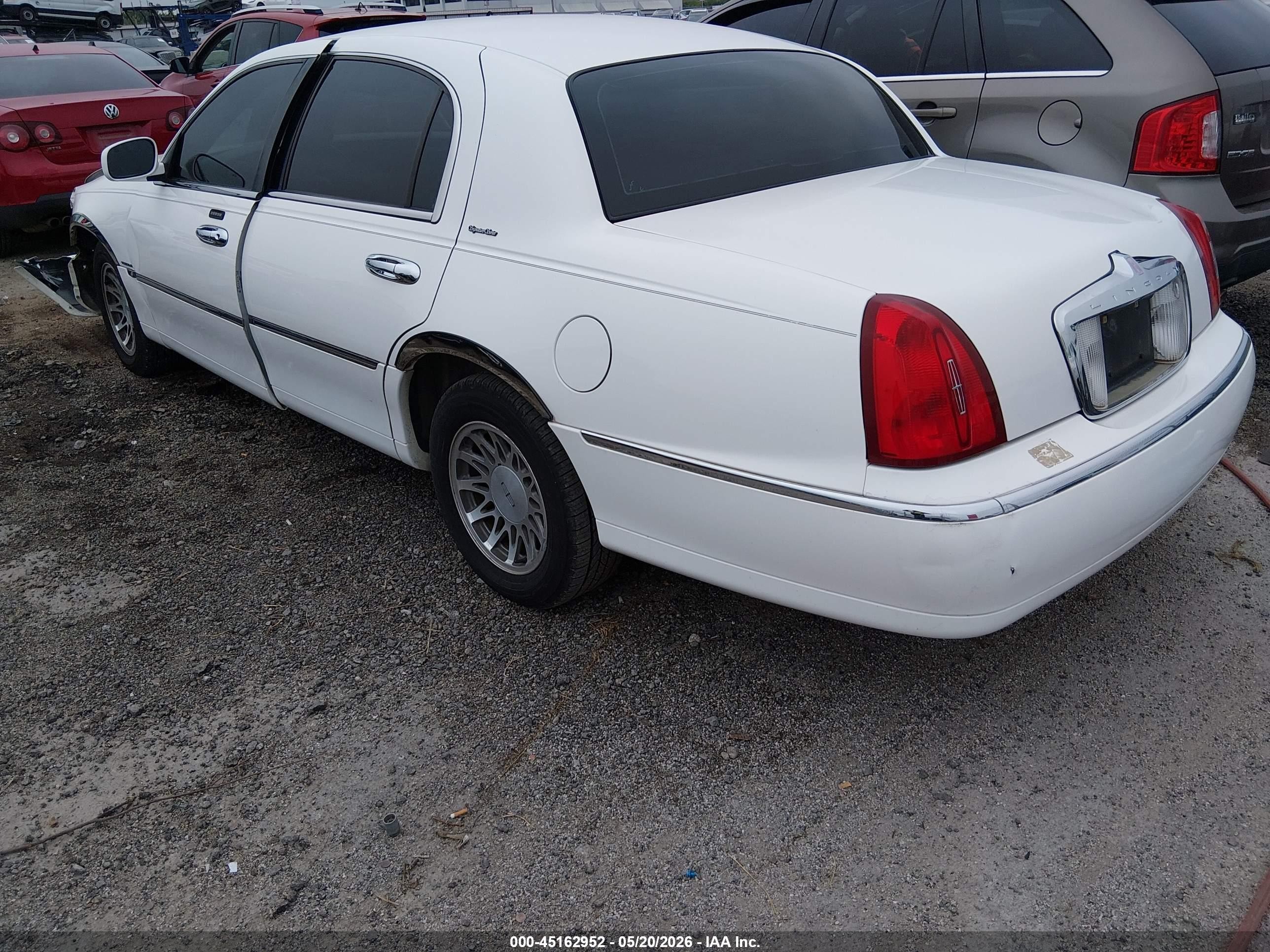 2002 Lincoln Town Car Signature White vin: 1LNHM82W62Y657392