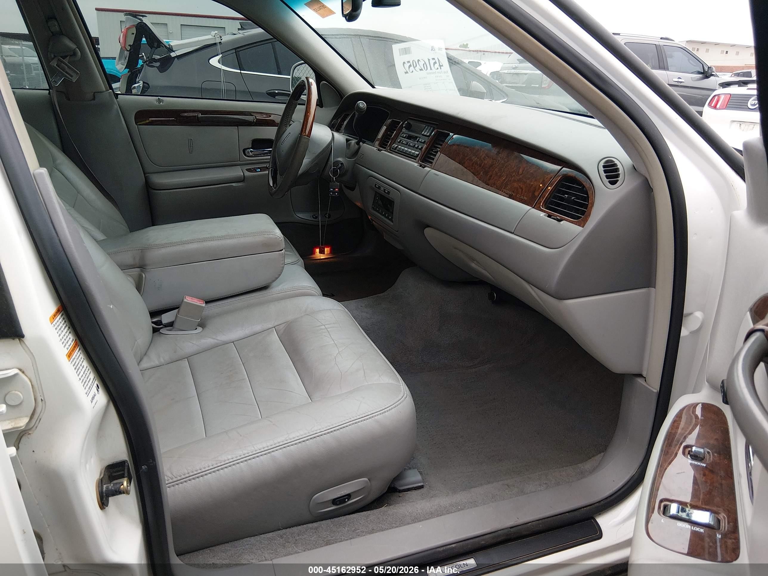 2002 Lincoln Town Car Signature White vin: 1LNHM82W62Y657392