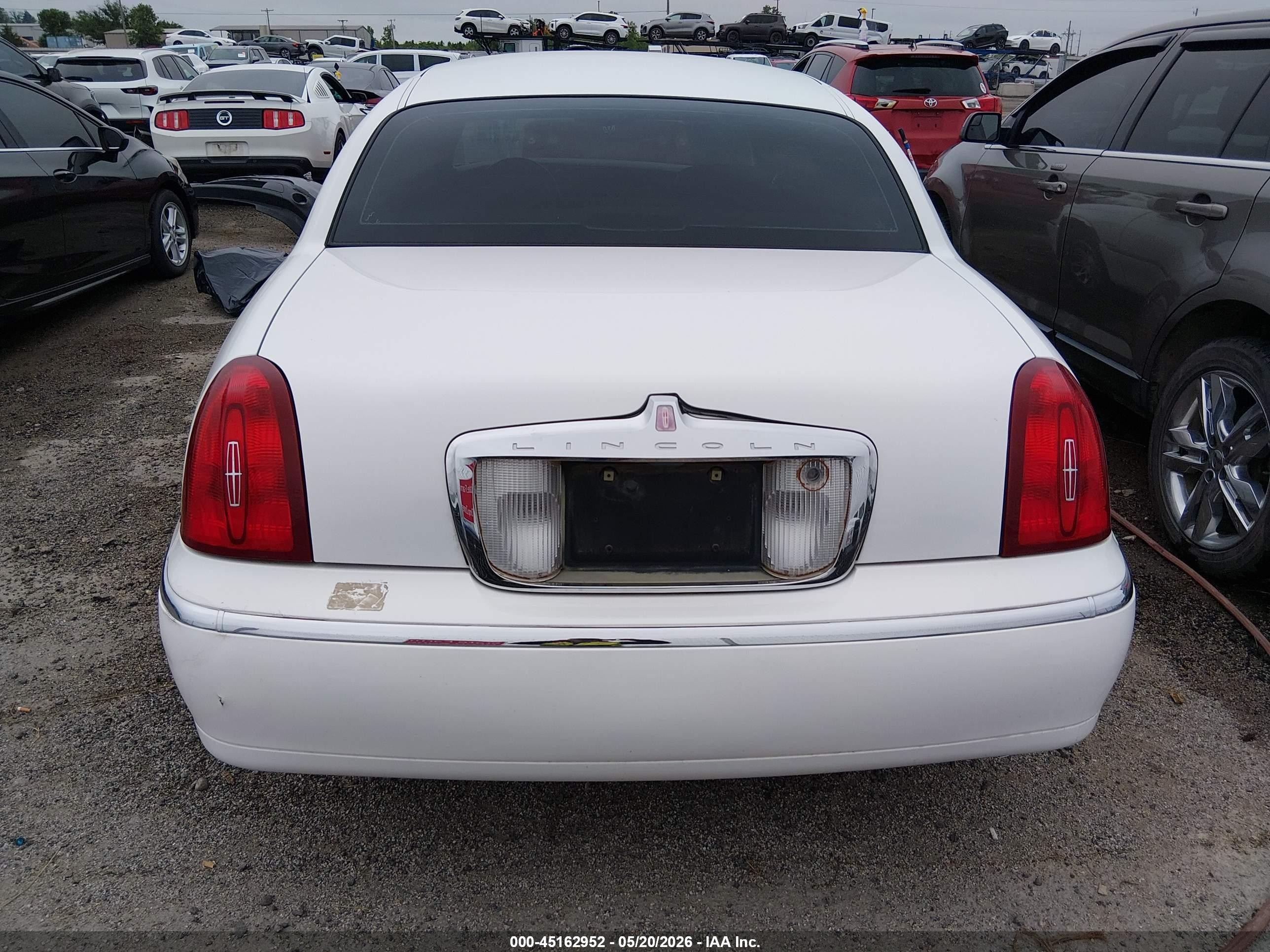 2002 Lincoln Town Car Signature White vin: 1LNHM82W62Y657392