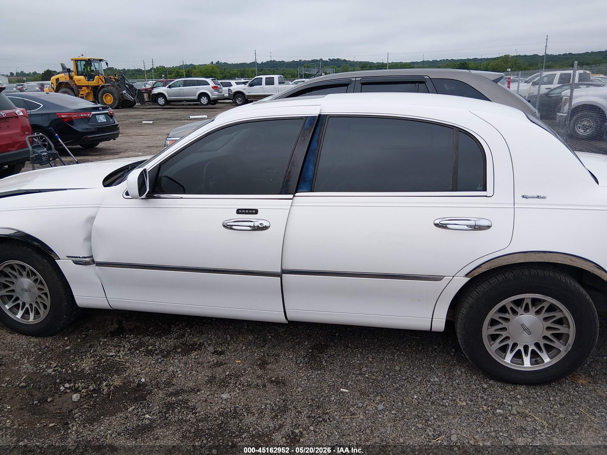 2002 Lincoln Town Car Signature White vin: 1LNHM82W62Y657392