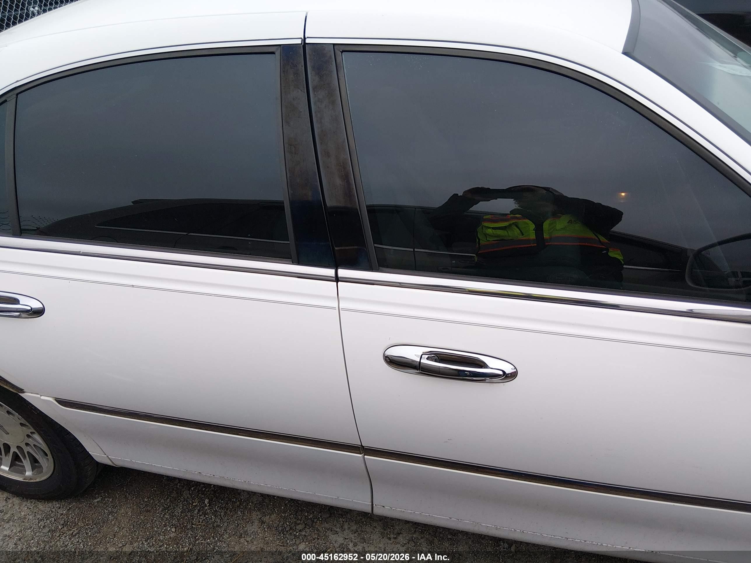 2002 Lincoln Town Car Signature White vin: 1LNHM82W62Y657392