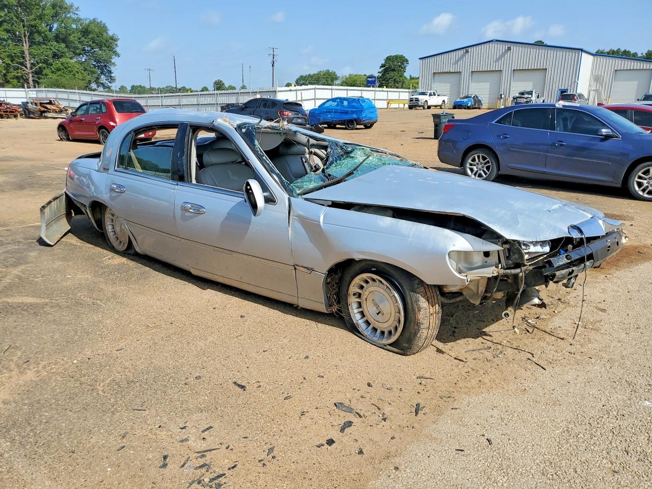 2002 Lincoln Town Car Signature Silver vin: 1LNHM82W62Y668635