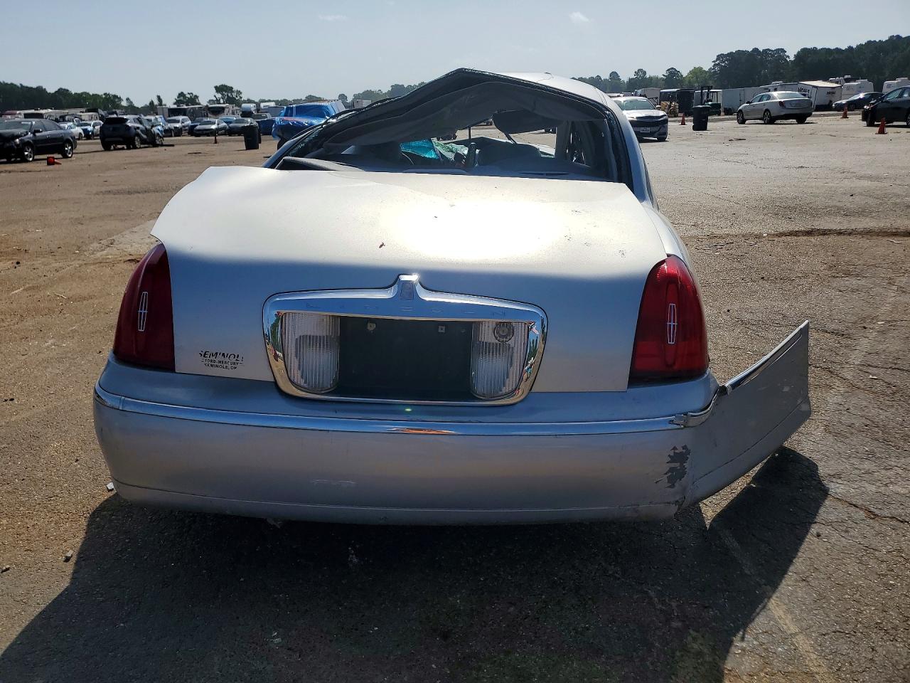 2002 Lincoln Town Car Signature Silver vin: 1LNHM82W62Y668635