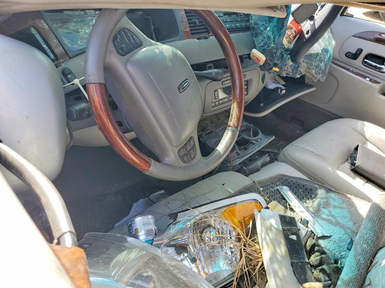 2002 Lincoln Town Car Signature Silver vin: 1LNHM82W62Y668635