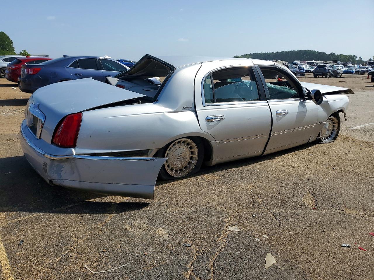 2002 Lincoln Town Car Signature Silver vin: 1LNHM82W62Y668635