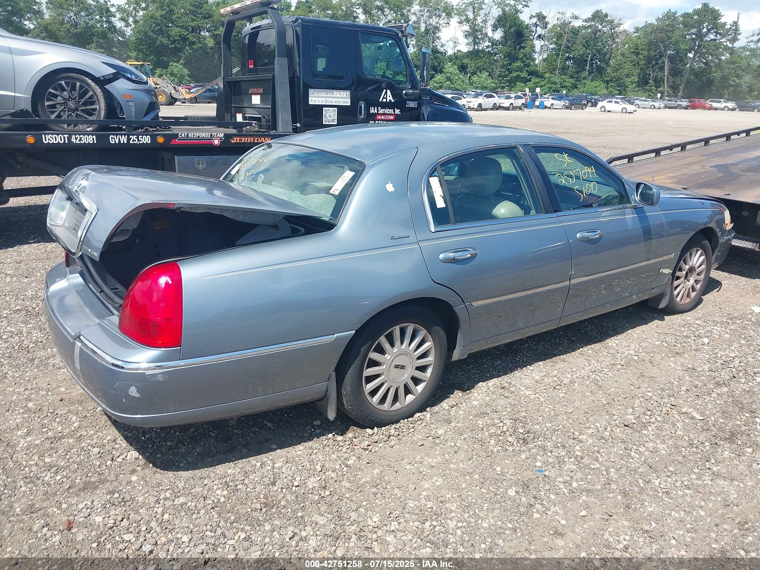 2003 Lincoln Town Car Signature Синий vin: 1LNHM82W63Y648449