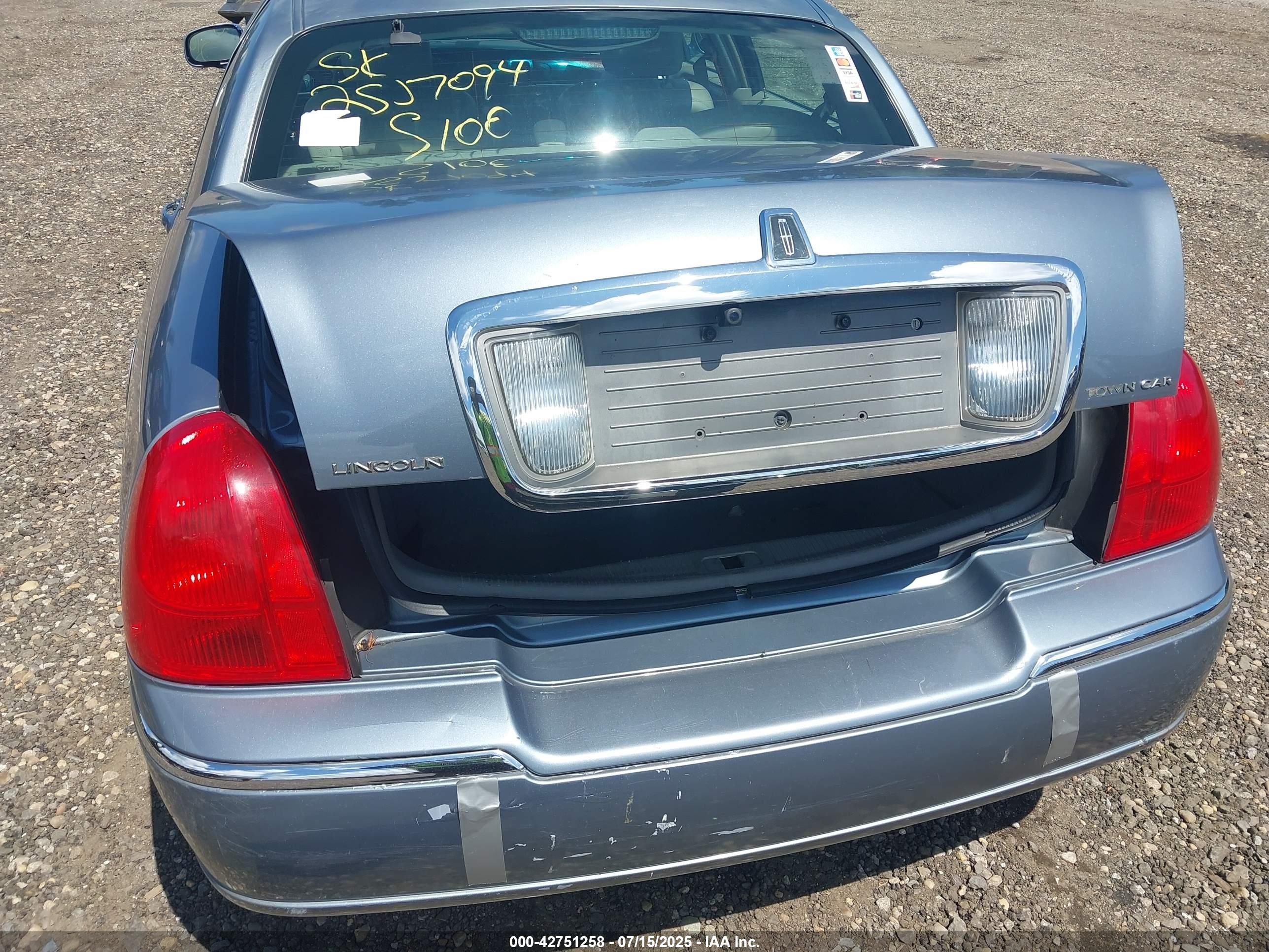 2003 Lincoln Town Car Signature Синий vin: 1LNHM82W63Y648449