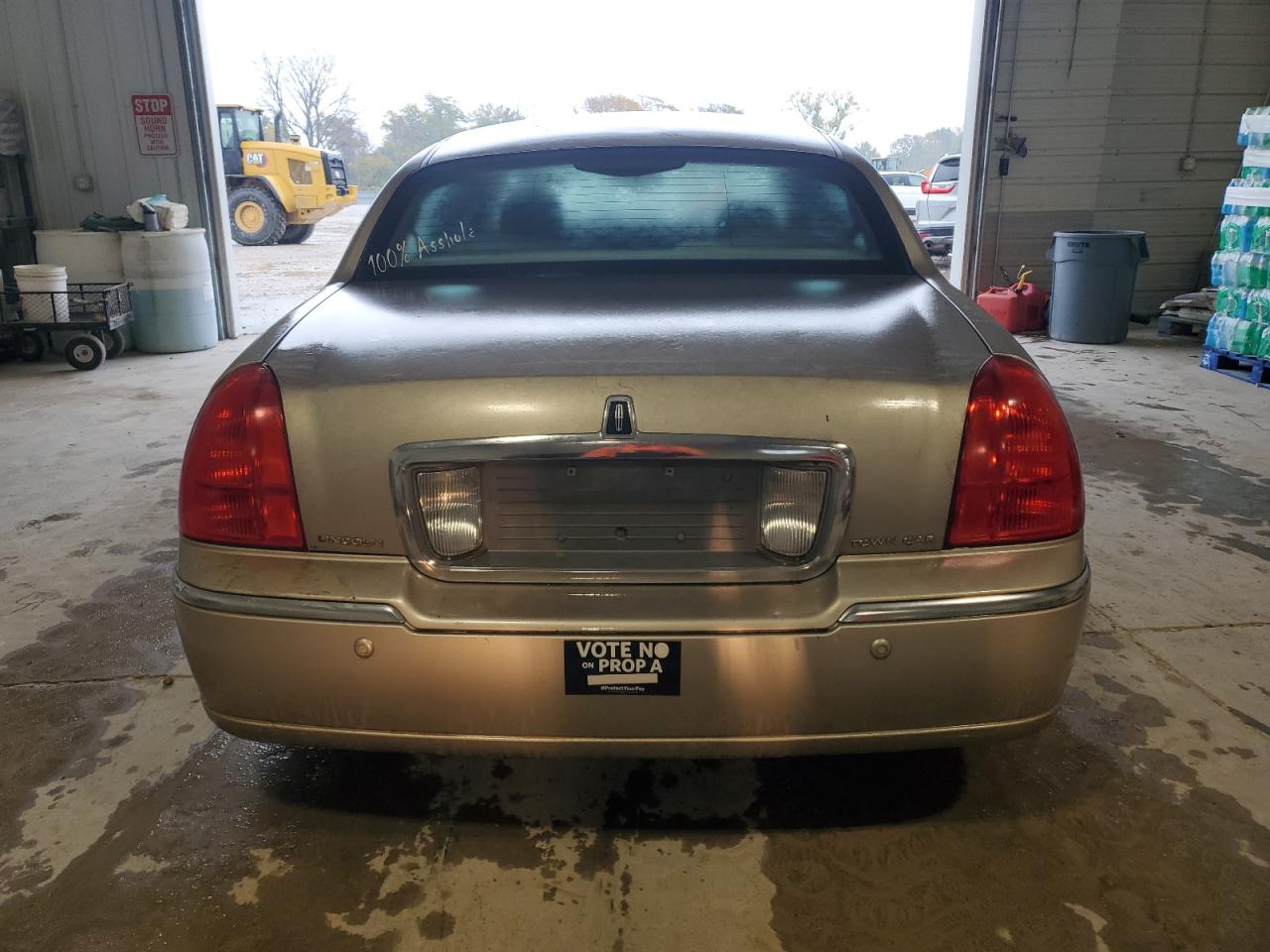 2003 Lincoln Town Car Signature Gold vin: 1LNHM82W63Y685274