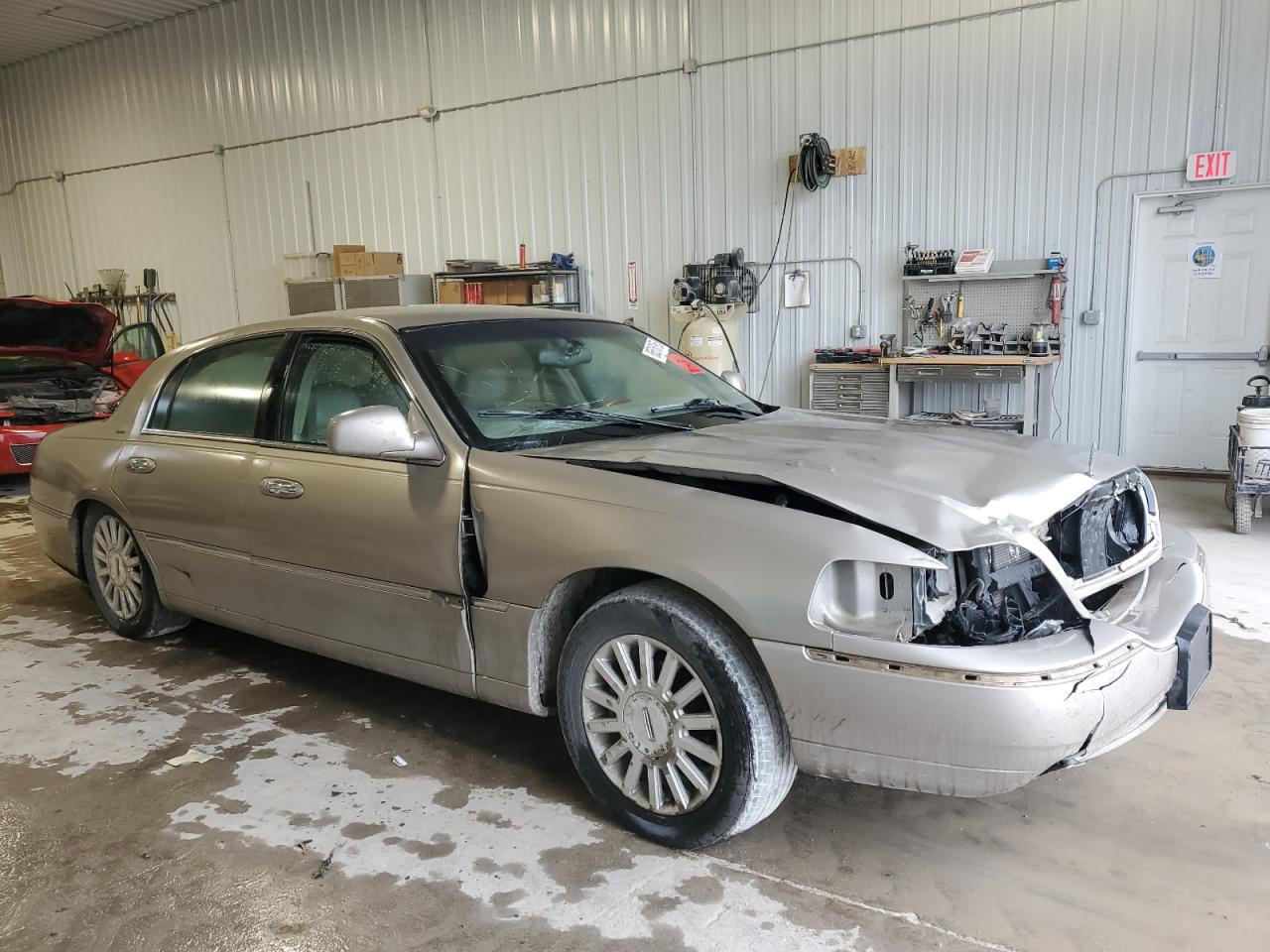 2003 Lincoln Town Car Signature Gold vin: 1LNHM82W63Y685274