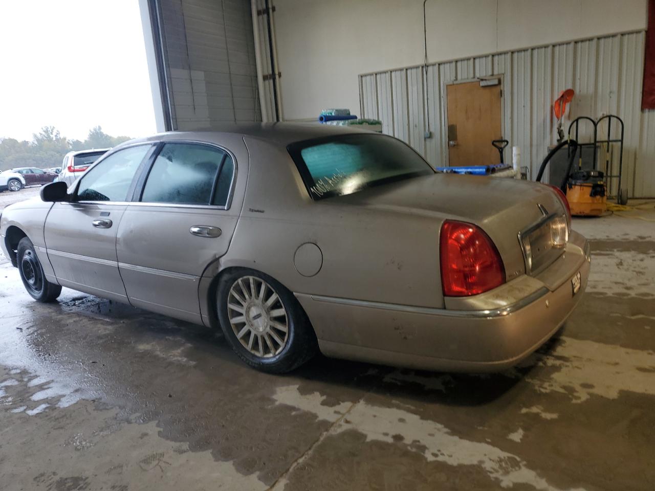 2003 Lincoln Town Car Signature Gold vin: 1LNHM82W63Y685274